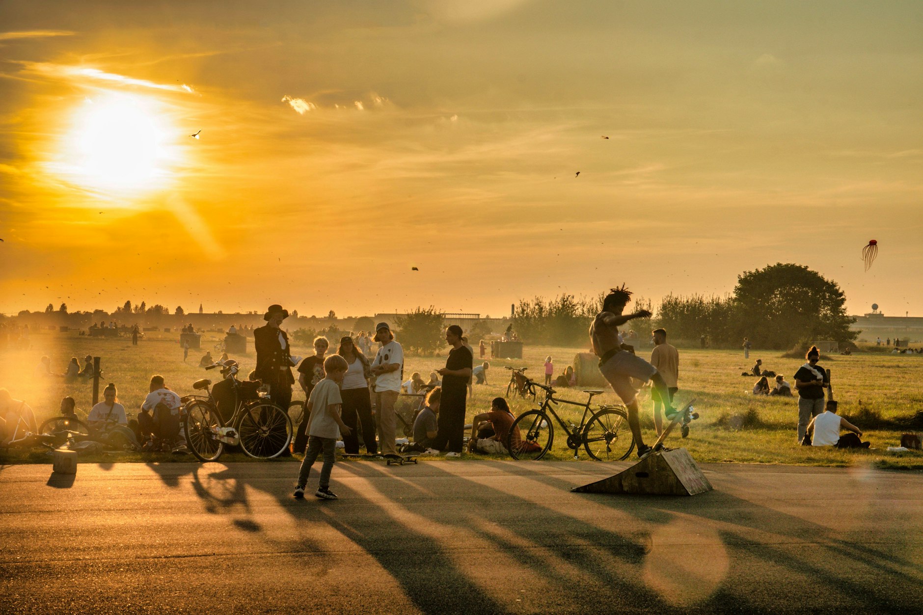 Menschen auf dem Tempelhofer Feld.