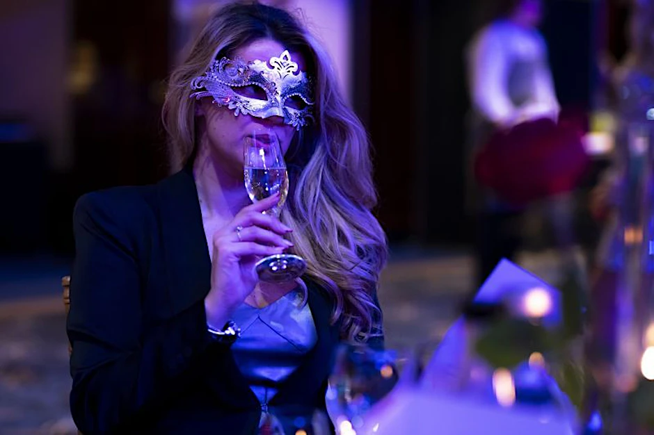 Die Bar26 wird an Halloween zur Schattenwelt – mit DJ, Drinks & Gänsehaut. Dark Glam meets Signature Drinks – feiern Sie stilvoll und schaurig schön im JW Marriott Berlin!