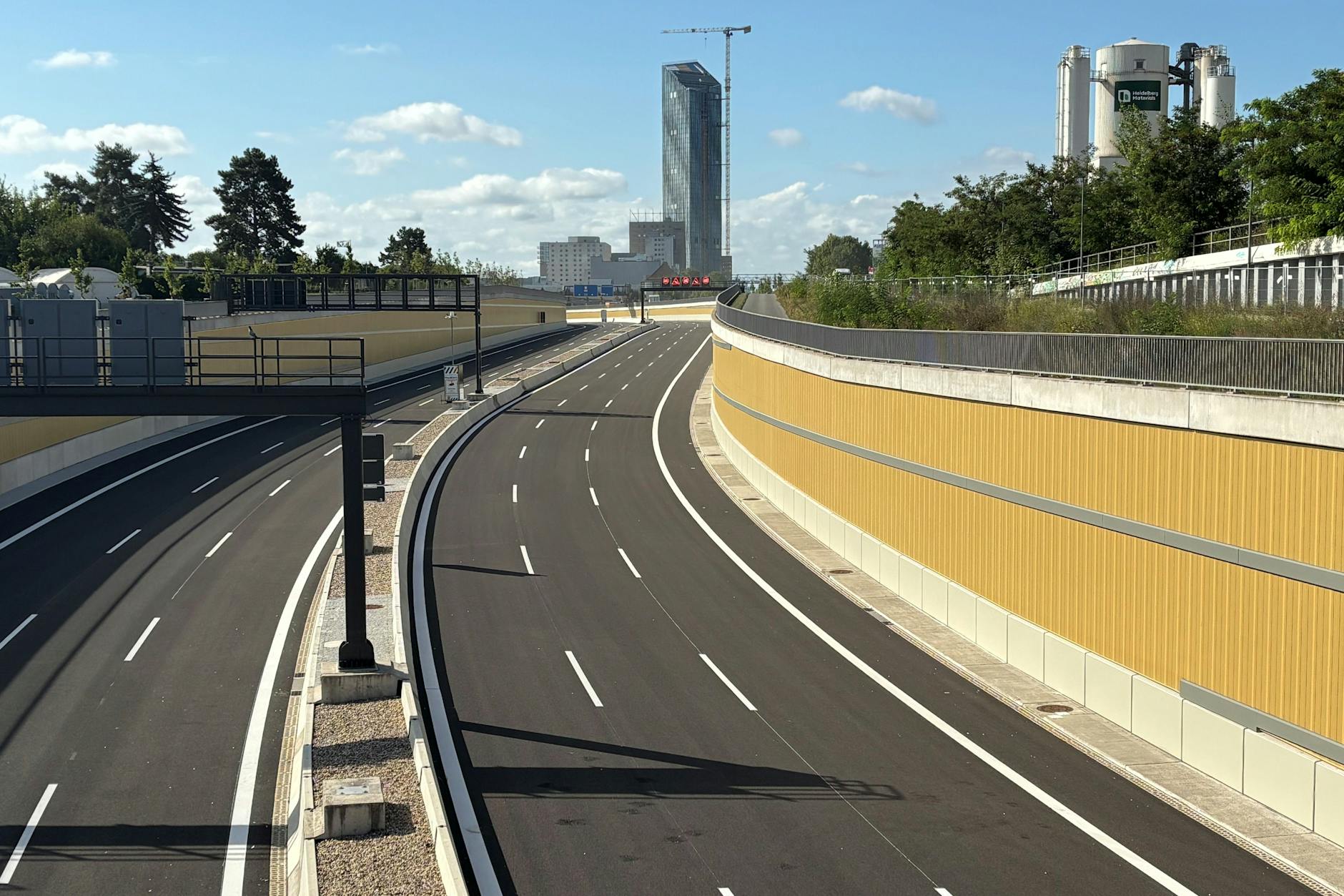 Bereit für die Eröffnung: die Autobahn A100. Im Hintergrund ist der Estrel Tower zu sehen.