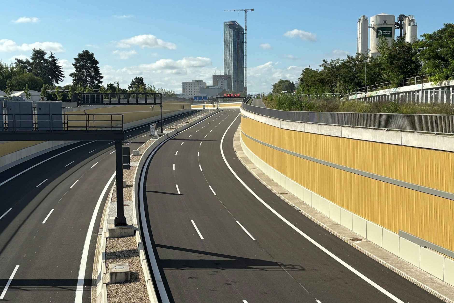 Bereit für die Eröffnung: die Autobahn A100. Im Hintergrund ist der Estrel Tower zu sehen.