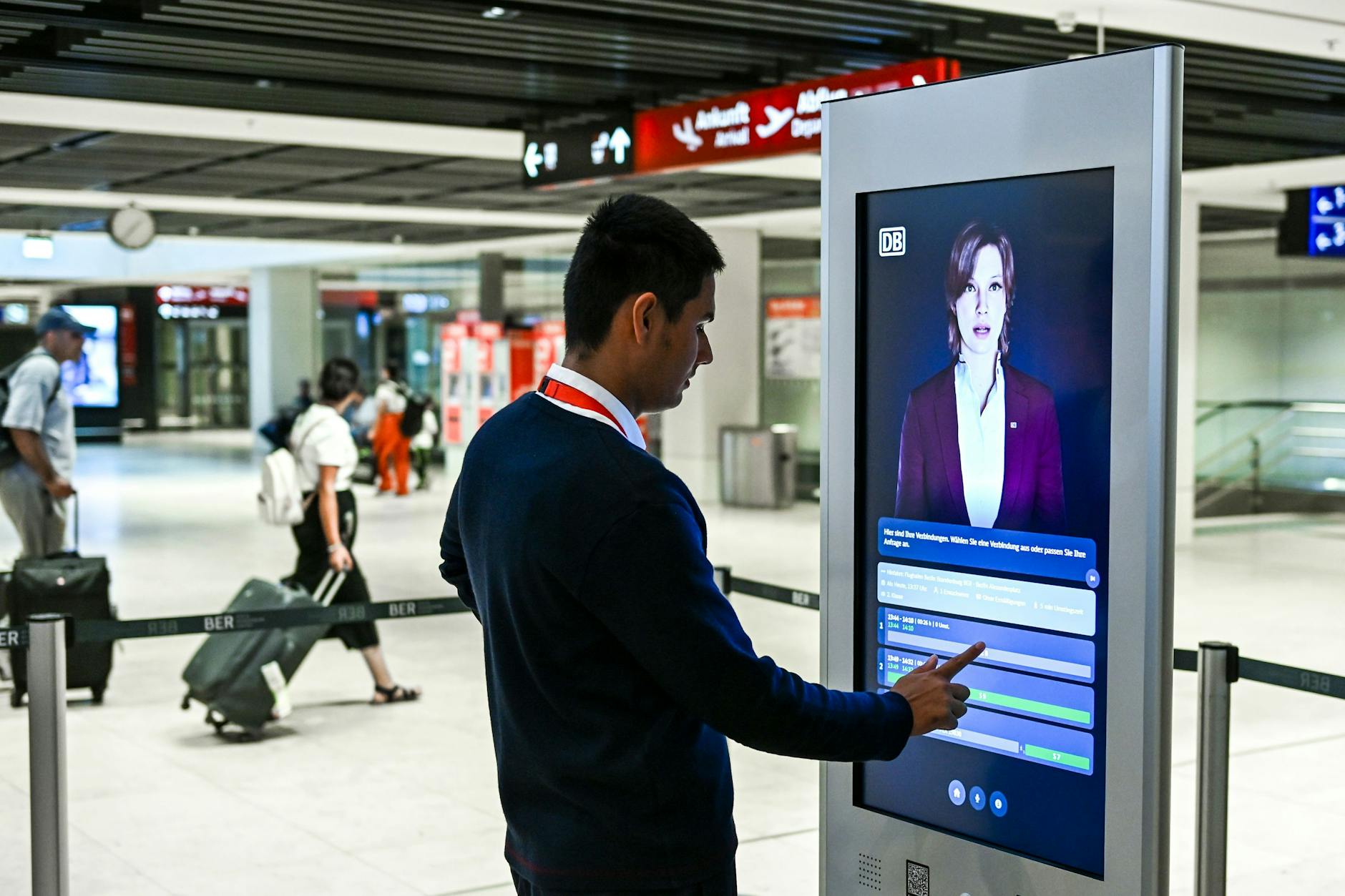 Die digitale Assistentin „Kiana“ gibt am Flughafen BER Bahnreisenden Tipps.