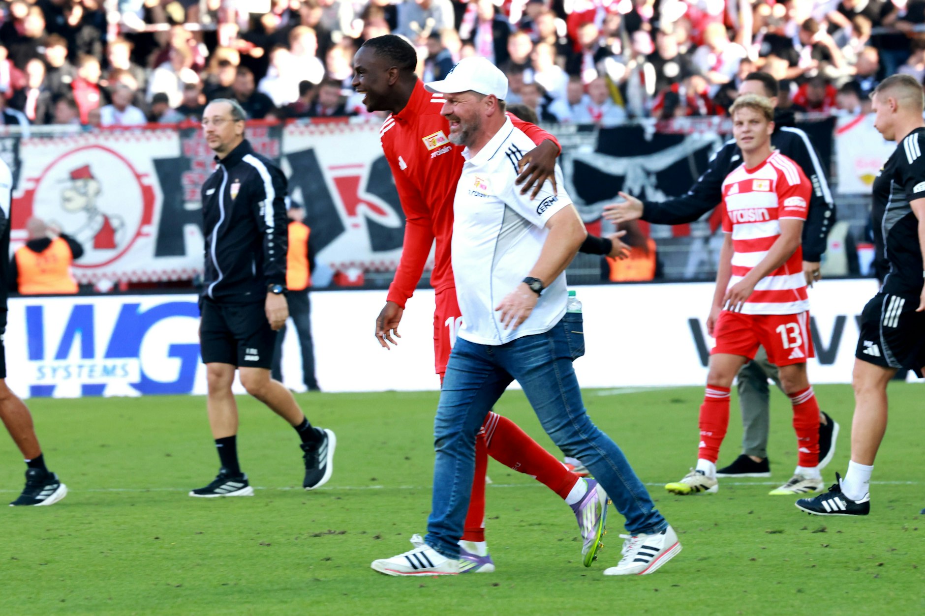 Union-Trainer Steffen Baumgart und Doppeltorschütze Ilyas Ansah Arm in Arm nach dem Schlusspfiff des 2:1-Heimseigs gegen Stuttgart.