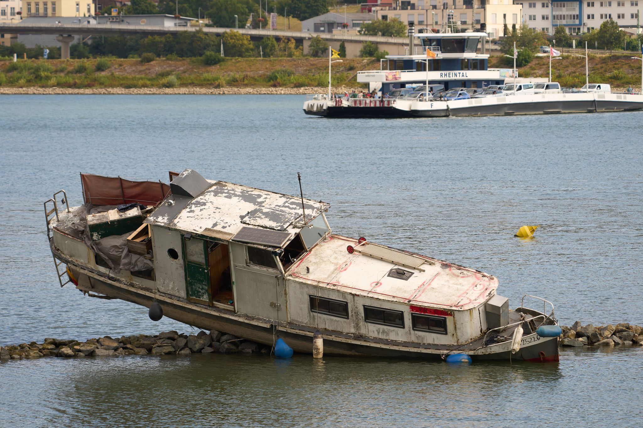 Image - Planlose Berliner Kapitäne: Gestrandete Jacht ist neue Attraktion!