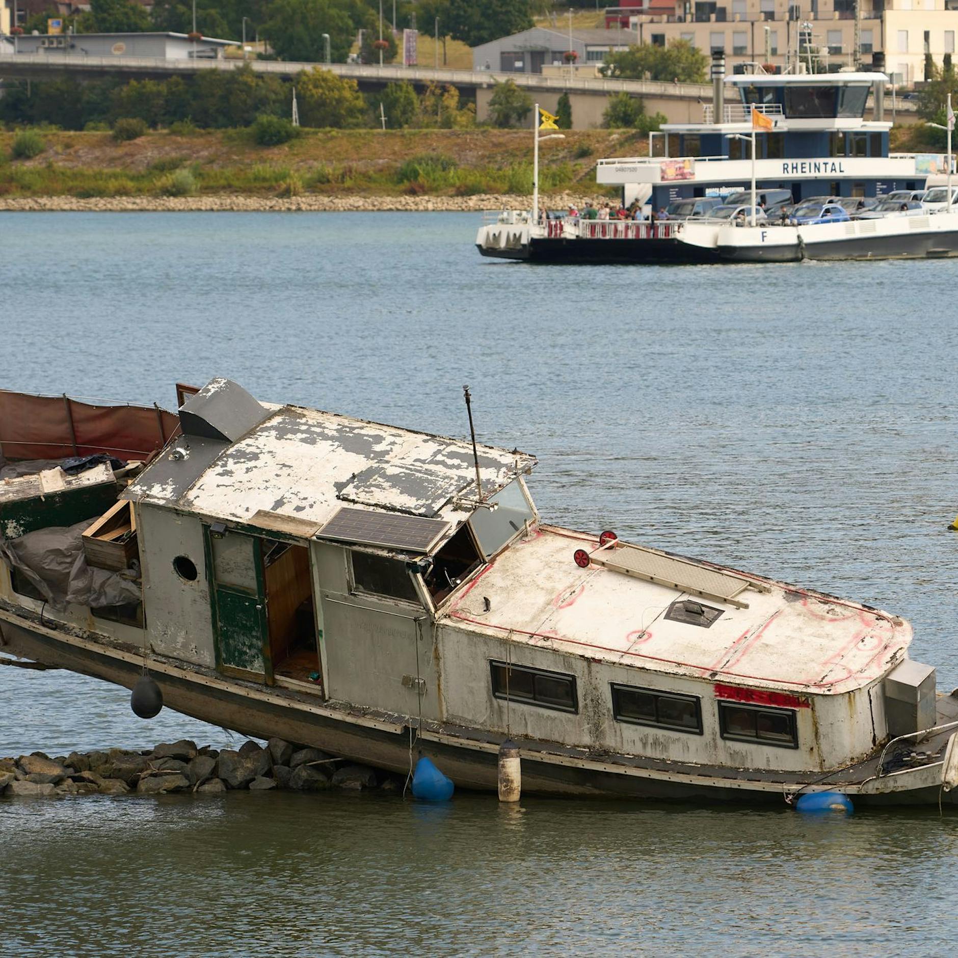 Planlose Berliner Kapitäne: Gestrandete Jacht ist neue Attraktion!