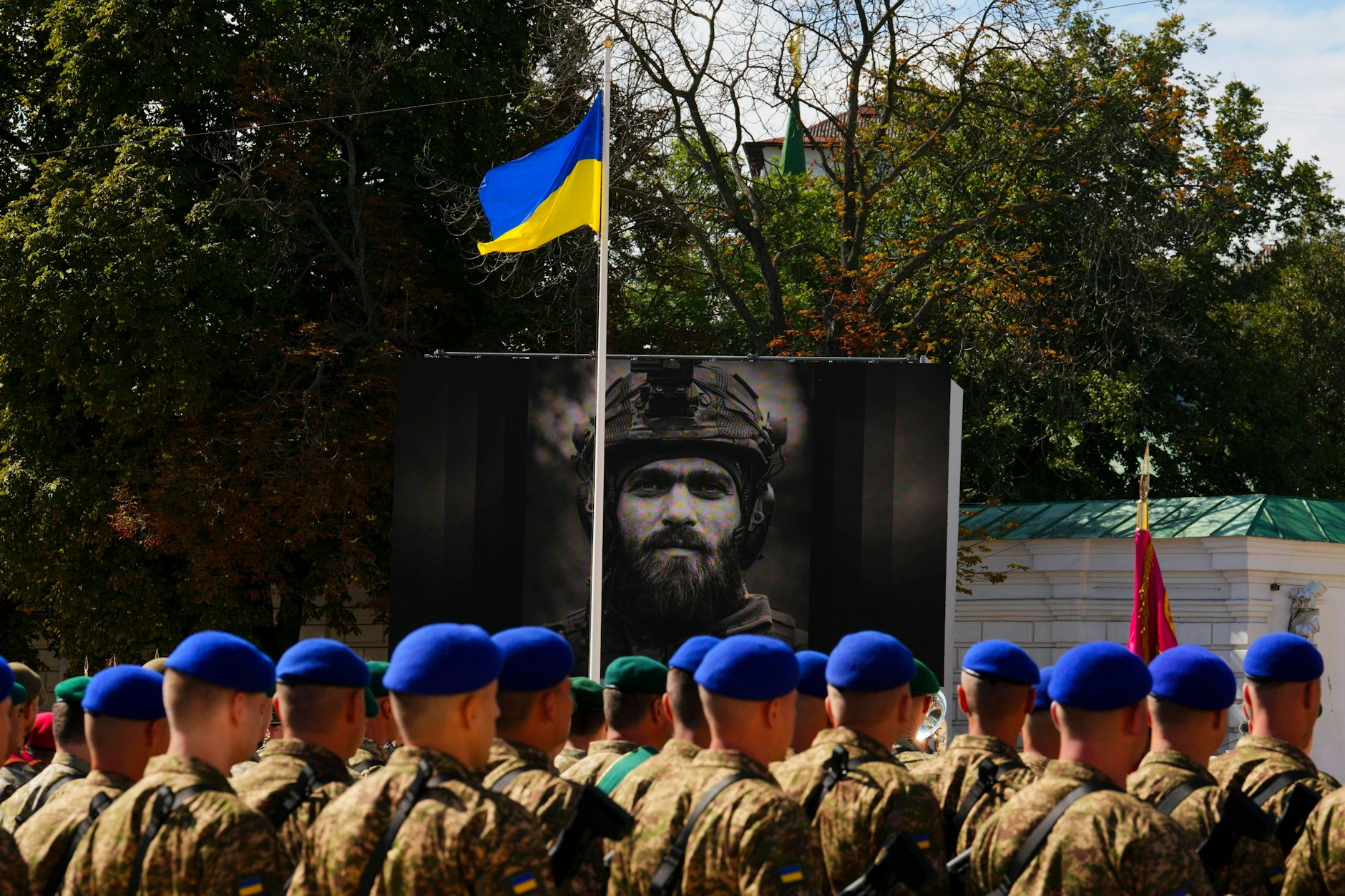 Wer Hilfen in den Raum stellt, ohne sie auch wirklich liefern zu wollen oder zu können, spielt mit der Hoffnung eines Landes, das gerade um sein nacktes Überleben kämpft.