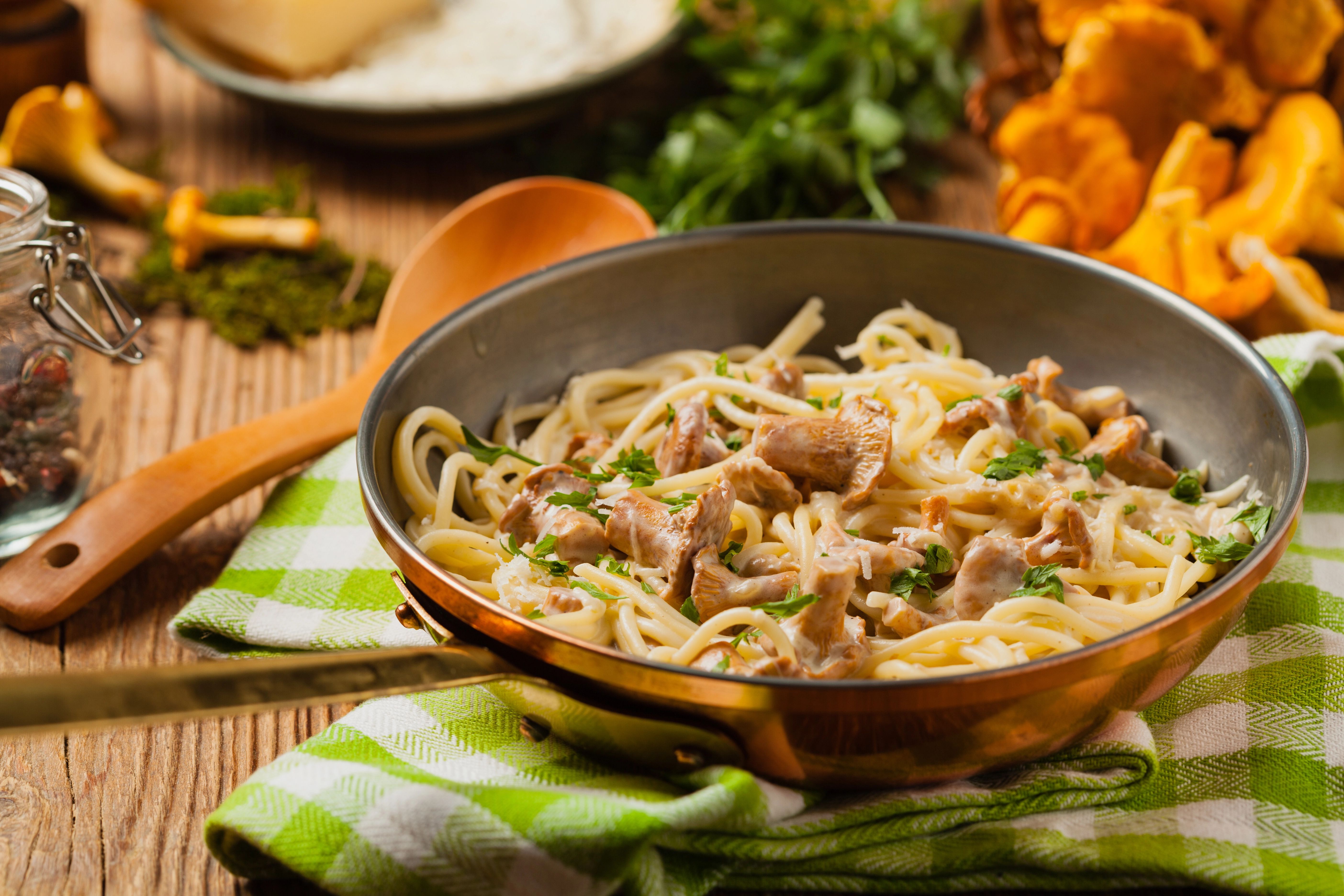 Pasta mit Pfifferlingen: Schnelles Rezept mit Spaghetti, Speck und Spinat