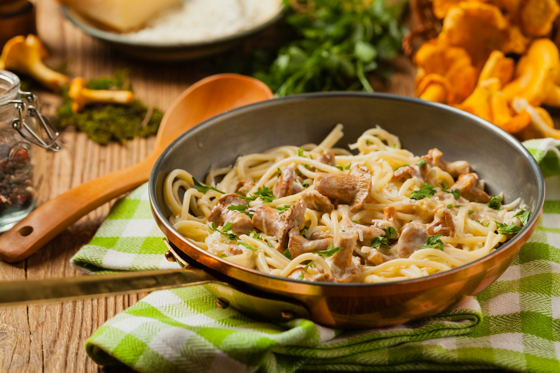 Pfifferlinge und Pasta aus einer Pfanne sind immer wieder ein sehr leckeres Gericht.