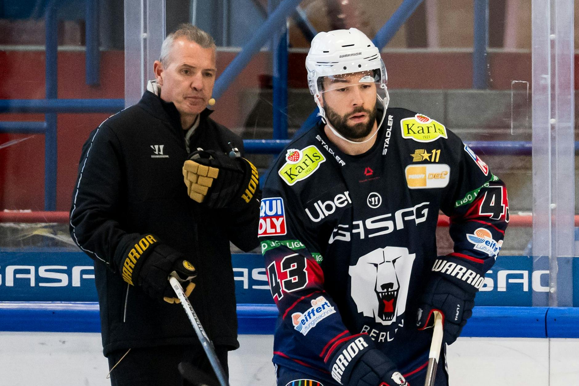 Auch wenn er im Training etwas skeptisch guckt: Mit der Leistung von Andy Eder kann Eisbären-Coach Serge Aubin durchaus zufrieden sein.