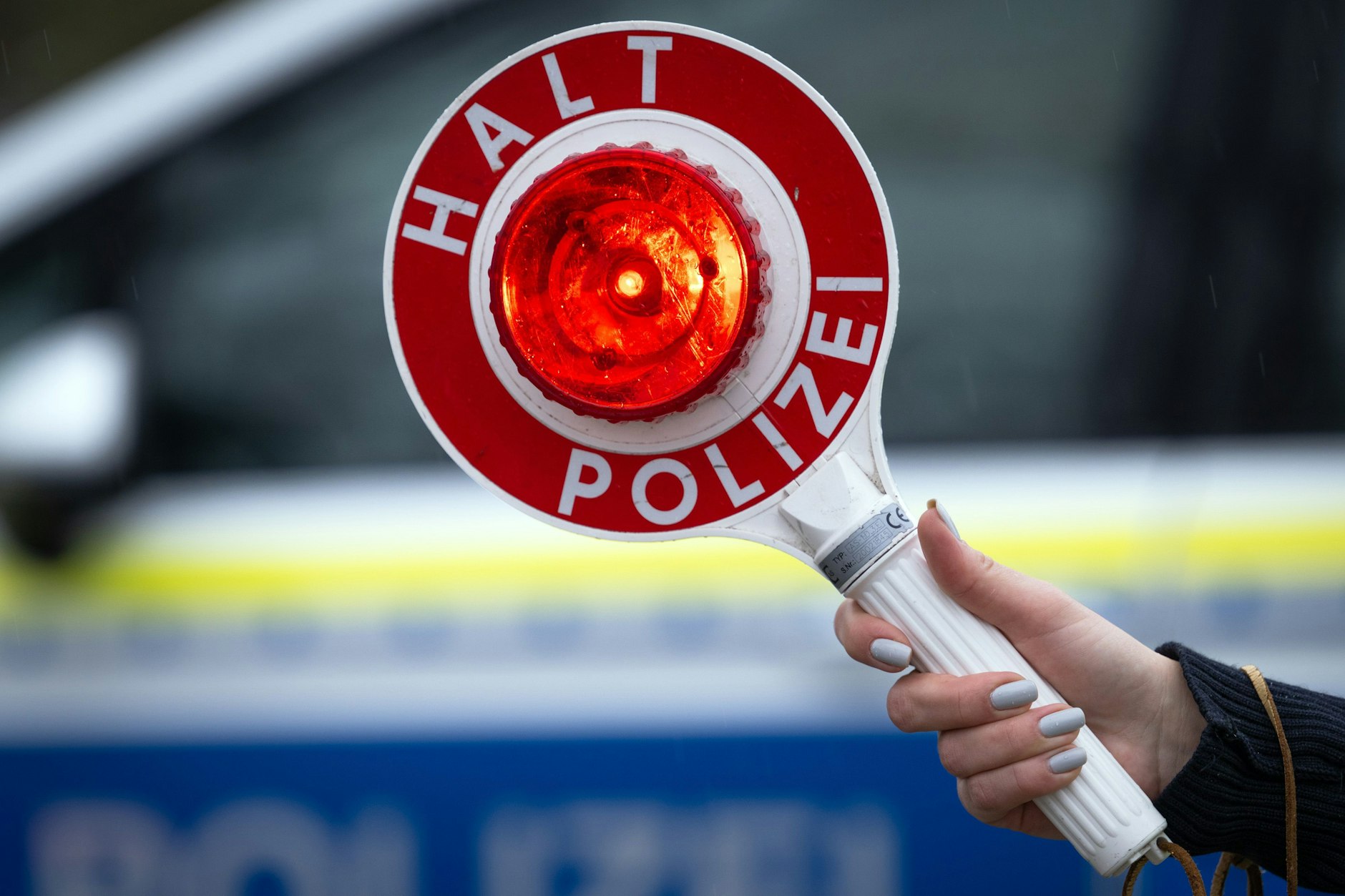 Auto dem Autobahnrasthof Michendorf kam es in der Nacht zum Sonntag zu einem Einsatz der Polizei. Betrüger brachten einen 20-Jährigen um 1000 Euro.