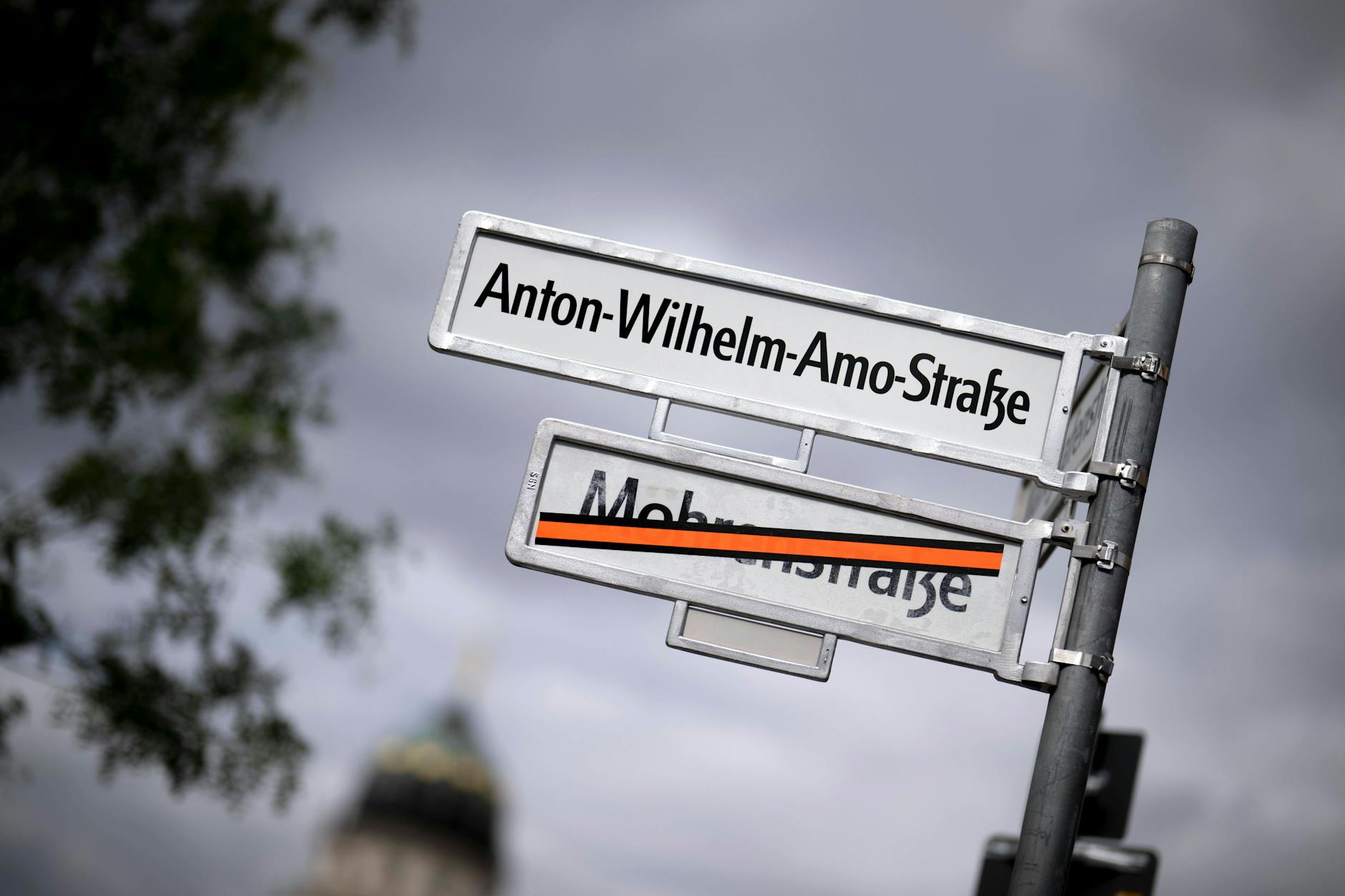 Die Mohrenstraße in Berlin-Mitte heißt nun Anton-Wilhelm-Amo-Straße. Das alte, durchgestrichene Straßenschild muss noch ein halbes Jahr lang hängen.