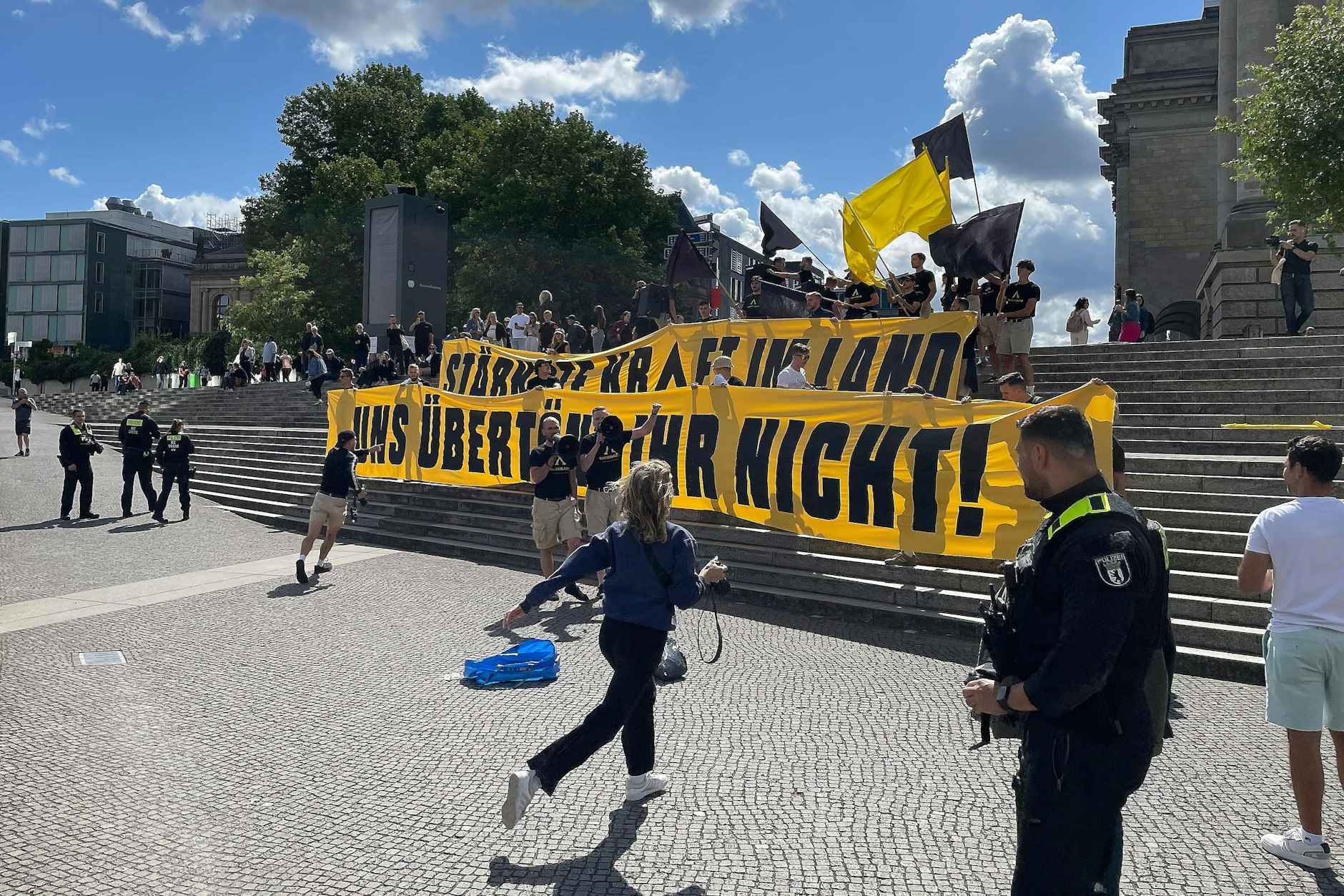 Anhänger der „Identitären Bewegung“&nbsp;haben sich während des ARD-Sommerinterviews mit Markus Söder versammelt.