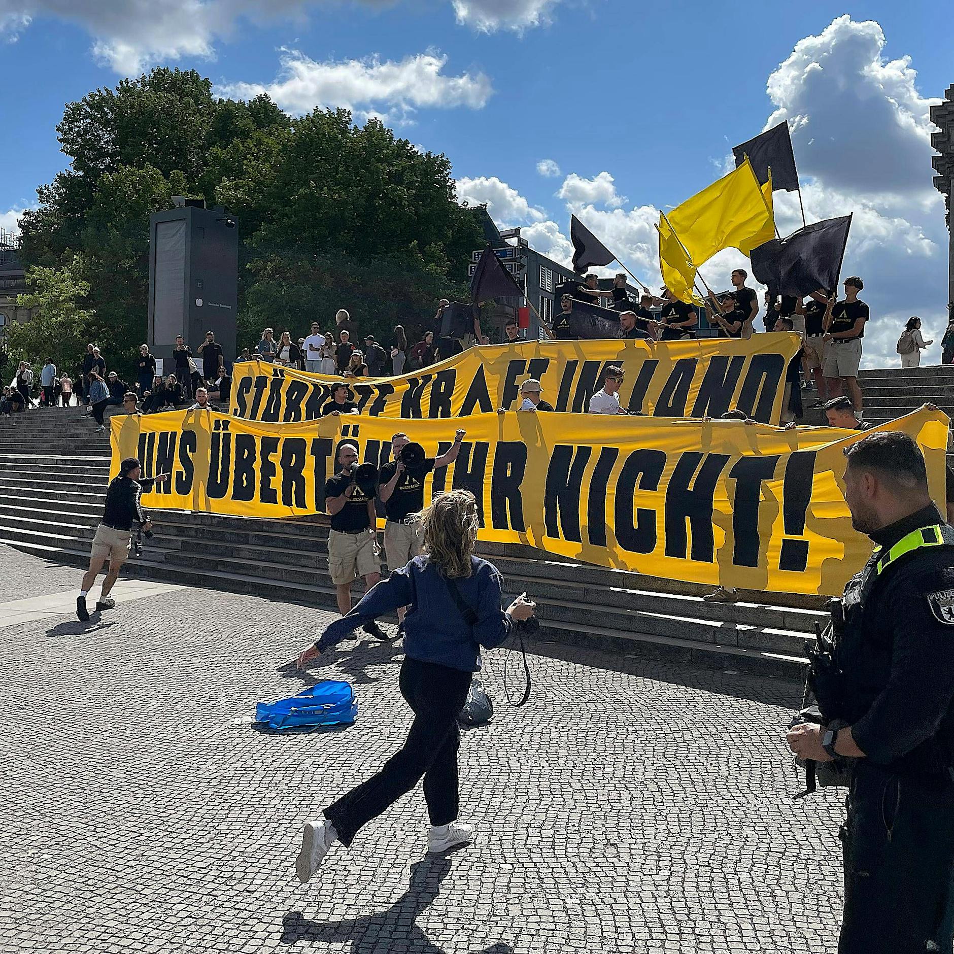 Störaktion bei ARD-Sommerinterview von Markus Söder: Rechtsextreme Aktivisten rufen „Remigration“