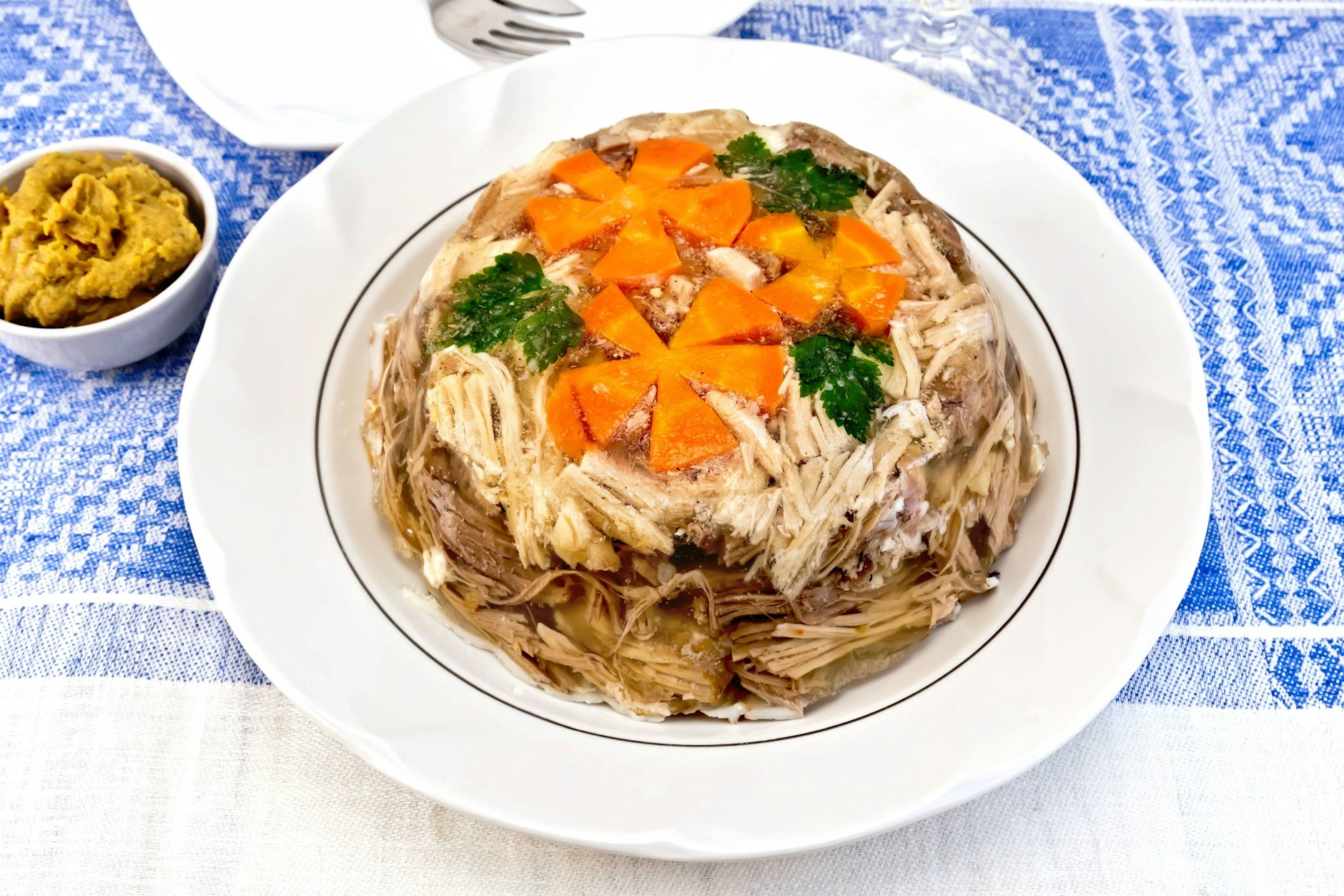 Leckere Sülze: Sie können das Rezept auch in einer Schale zubereiten und dann stürzen. Dann wird die fertige Sülze in Scheiben geschnitten und mit Bratkartoffeln serviert.