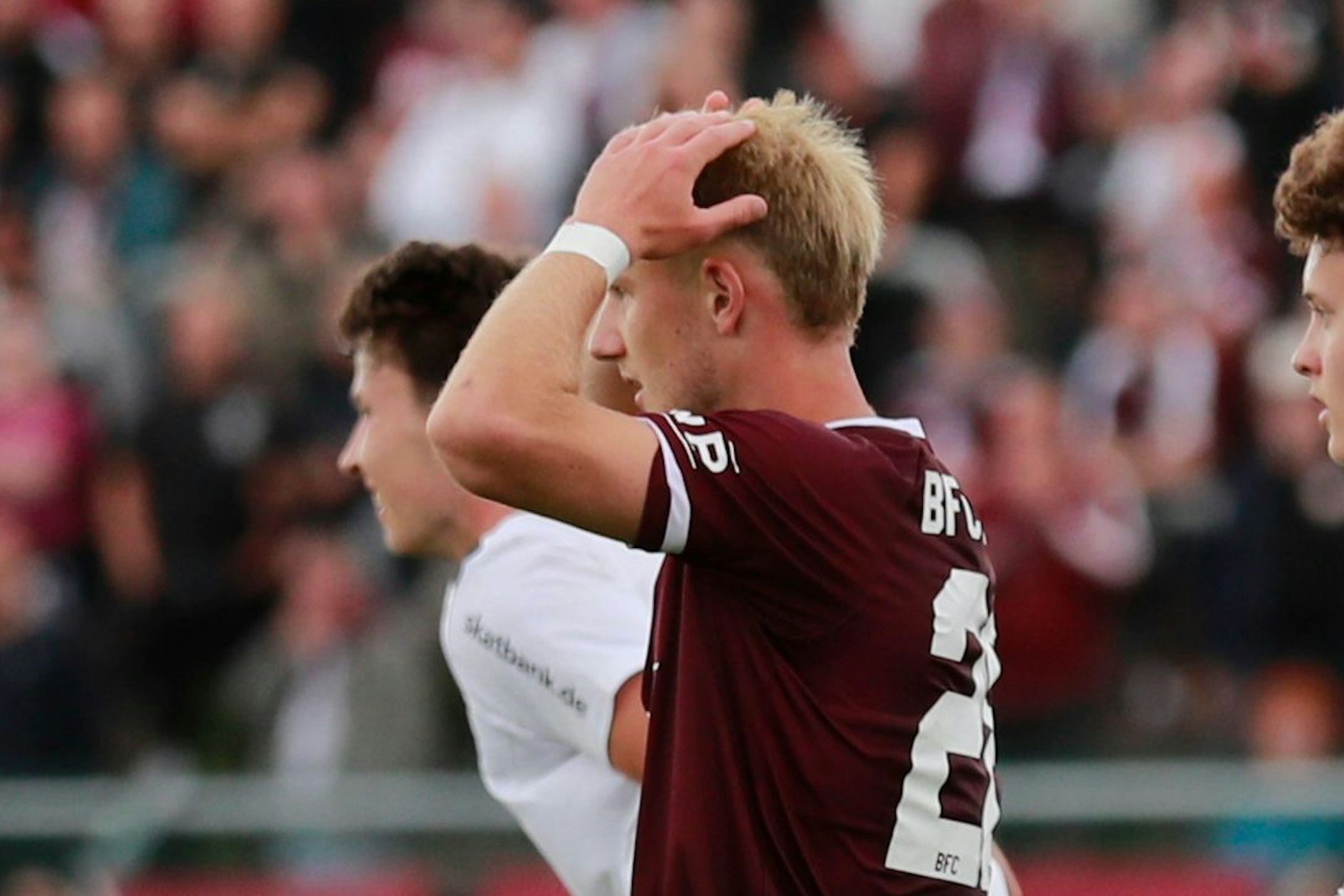 Zum Haare raufen: Willi Reincke baut gegen den ZFC Meuselwitz aus Sicht des BFC Dynamo den Bock des Spiels.