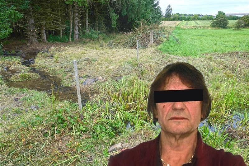 Das Wiesenstück mit Wasserlauf, in dem die Leiche von Alexander M., des Dreifachmörders von Weitefeld im Westerwald, gefunden wurde.