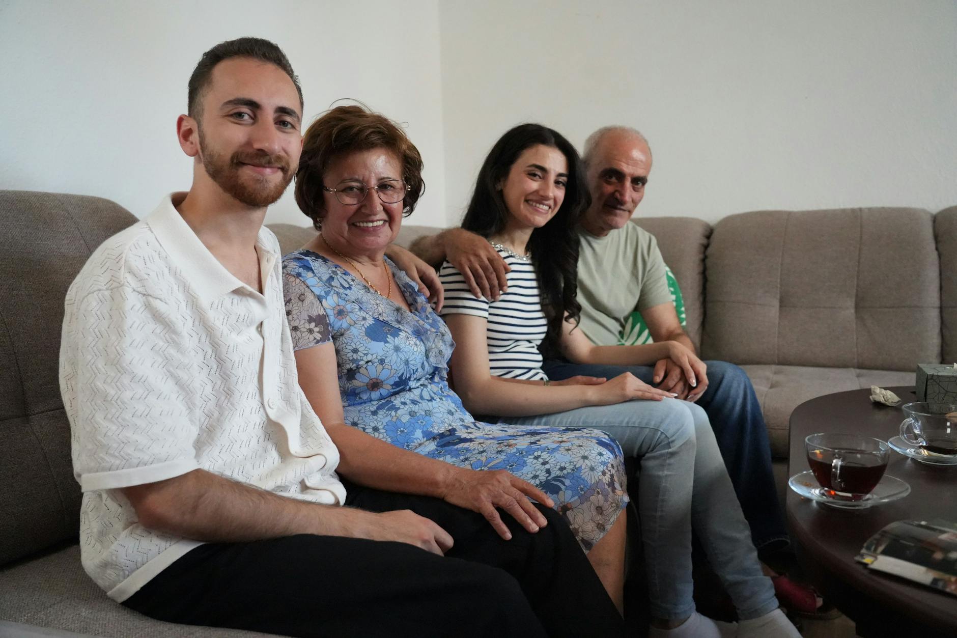 Von links nach rechts: Adham Aljwabra, Rehab Daioub Naser (61), Suhir Aljawabra (30) und Walid Aljwabra (62) in der Wohnung der Familie im Norden Berlin. Sohn Ayman fehlt auf dem Bild.