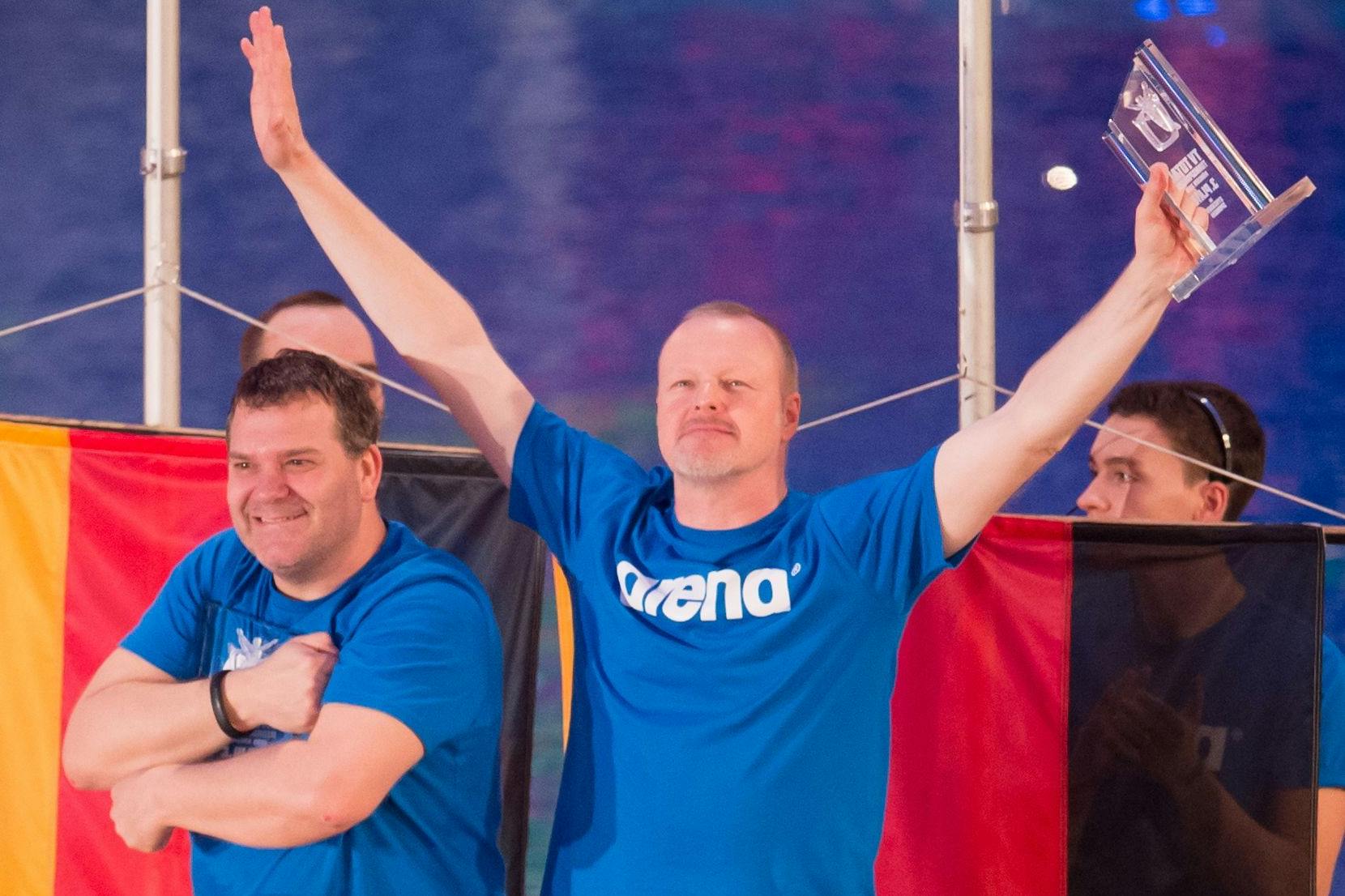 Die Entertainer Stefan Raab (r.) und Elton jubeln bei der Siegerehrung am 28. November 2015 in München bei der ProSieben-Fernsehshow TV Total Turmspringen.