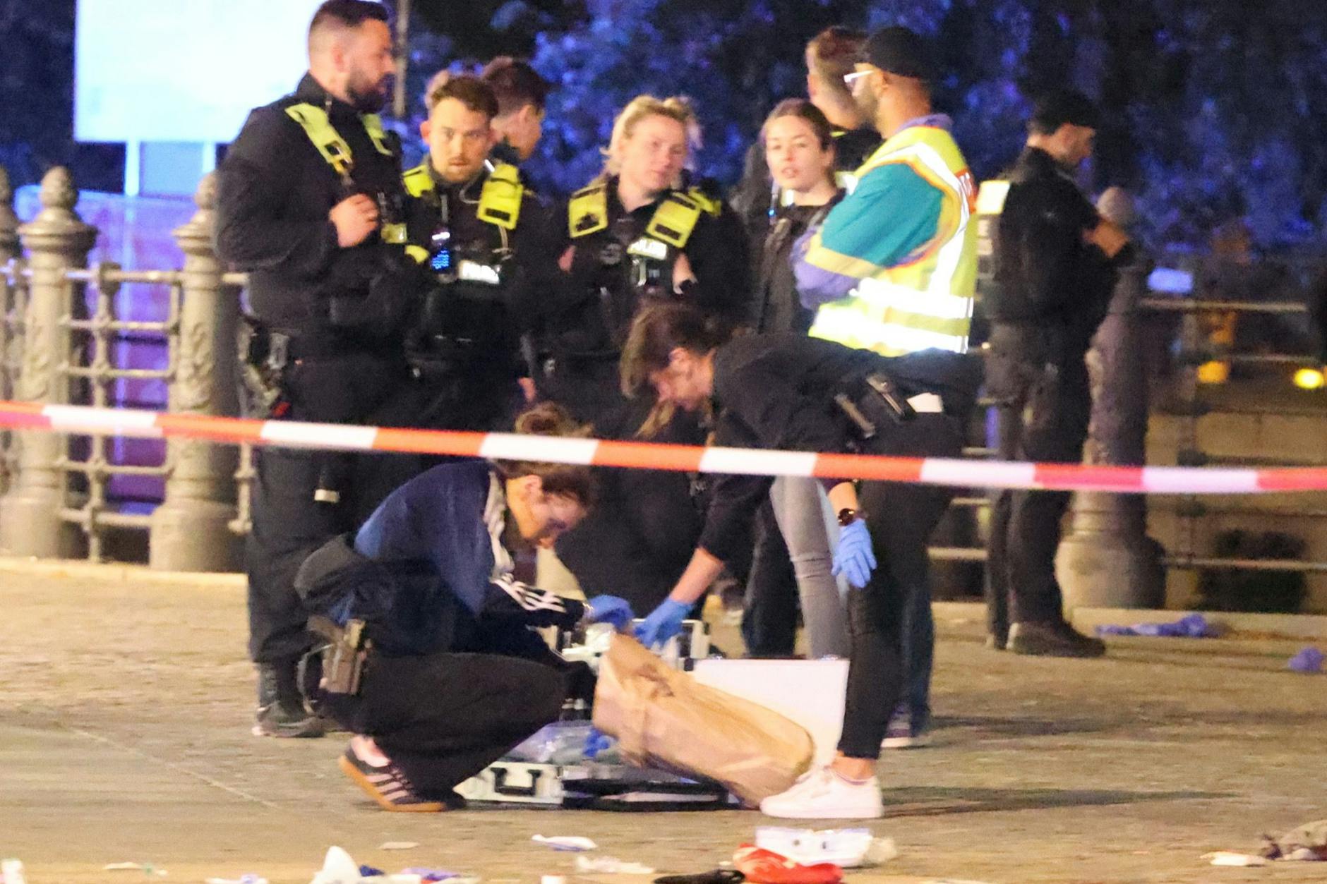 Polizisten am Tatort: Hier gingen die Männergruppen aufeinander los.