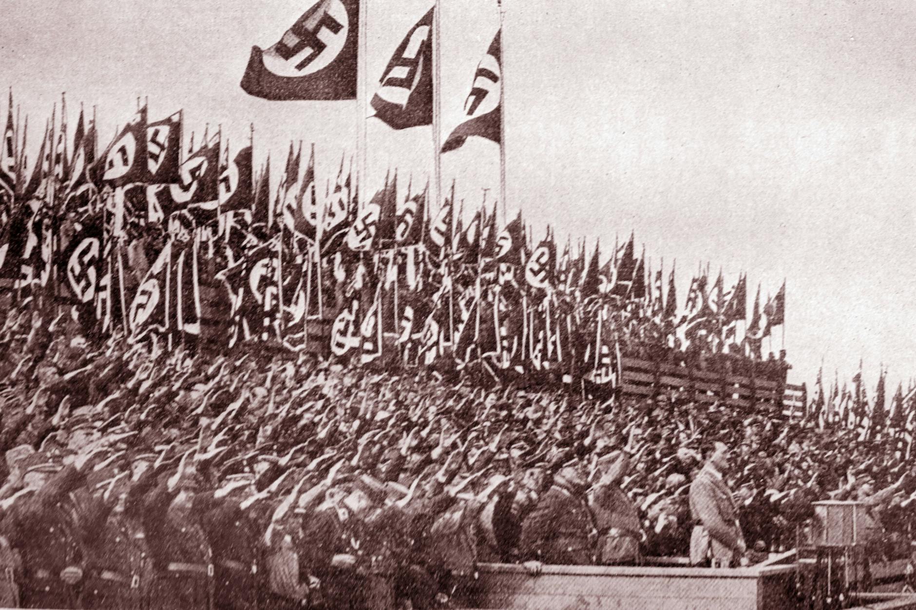 150.000 Menschen jubeln sich selbst und Hitler zu.