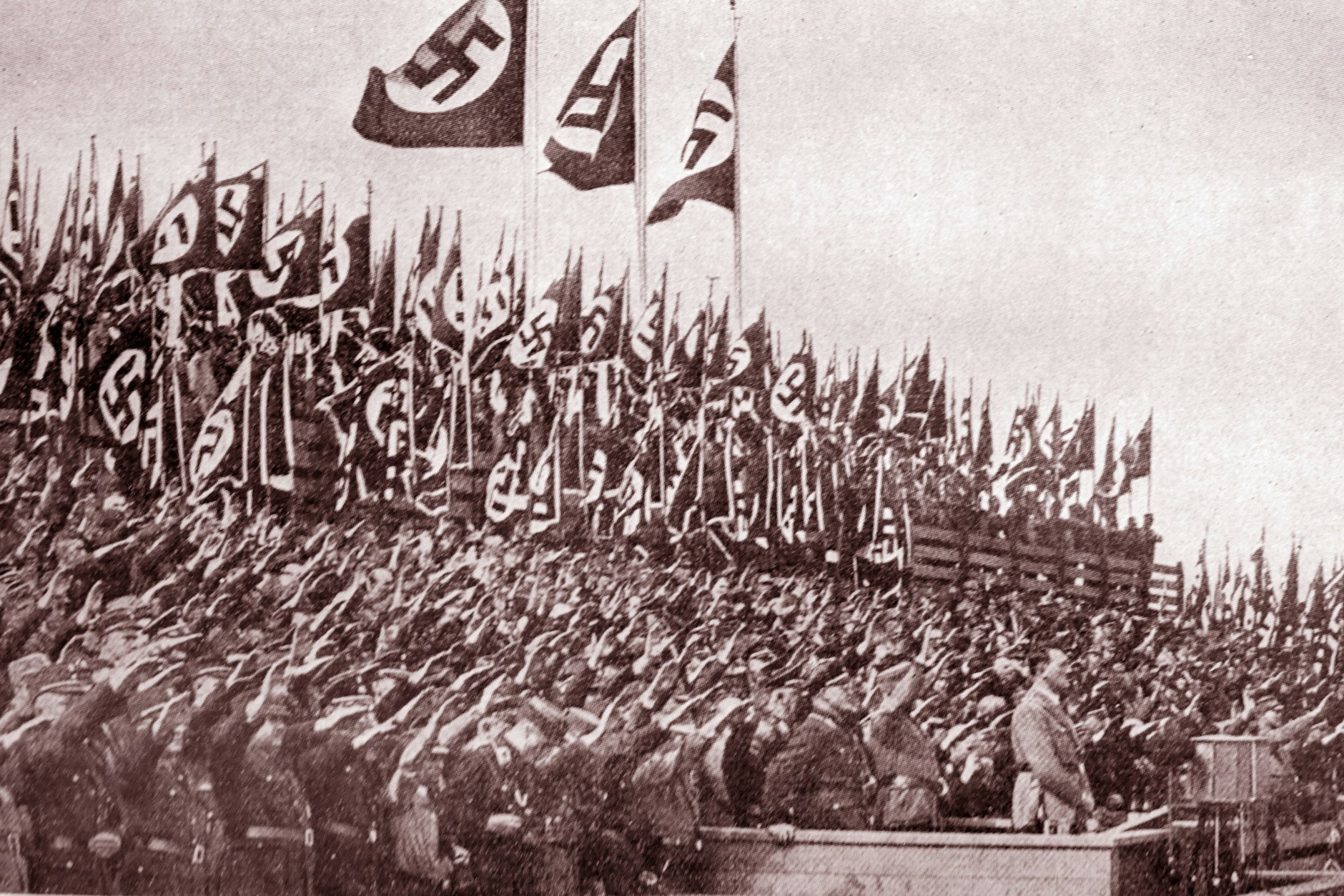 150.000 Menschen jubeln sich selbst und Hitler zu.