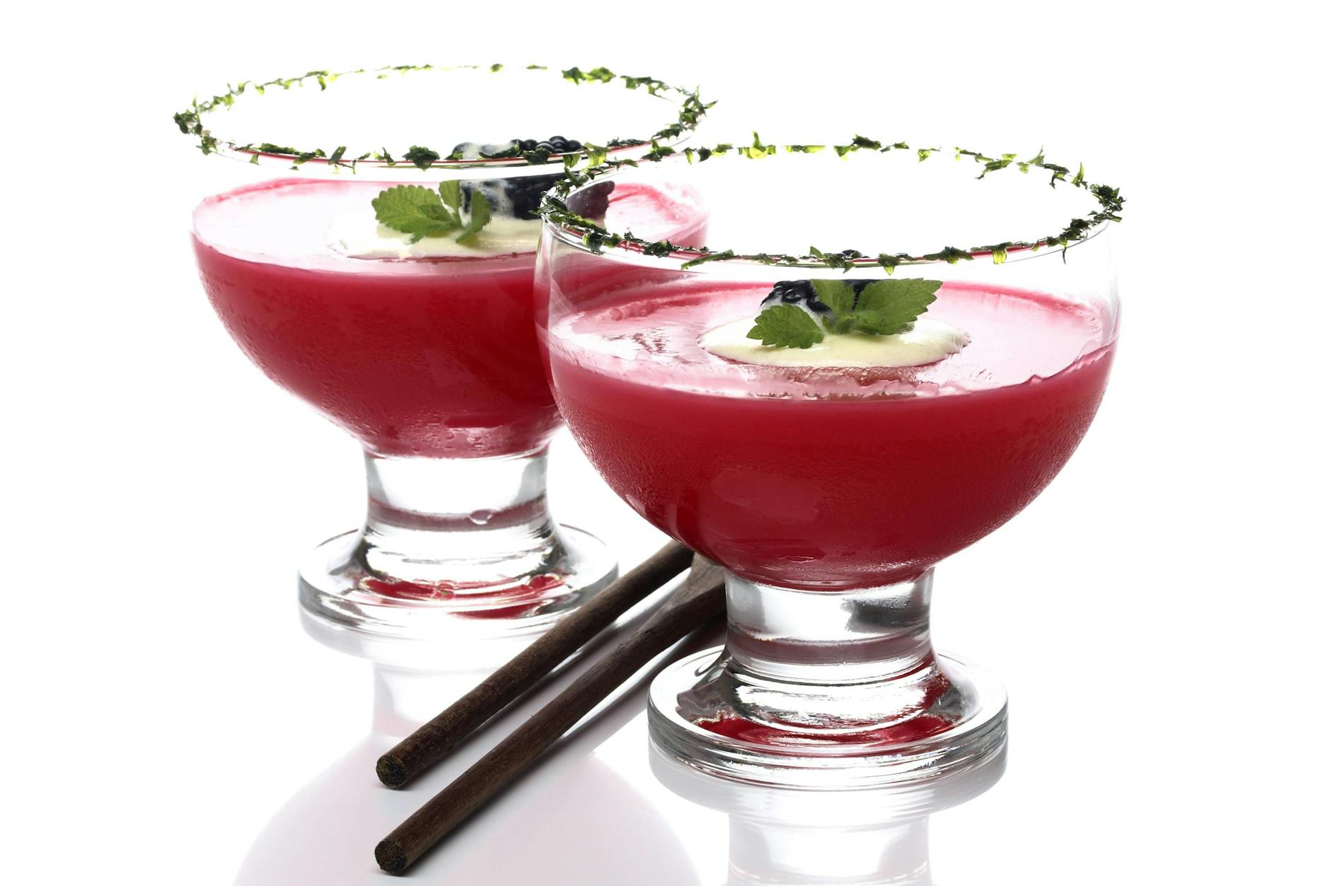 Rote Grütze mit Vanillesoße ist ein echter Nachtisch-Klassiker aus der DDR. Im Rezept verraten wir, wie Sie das Dessert ganz leicht selbst zubereiten.