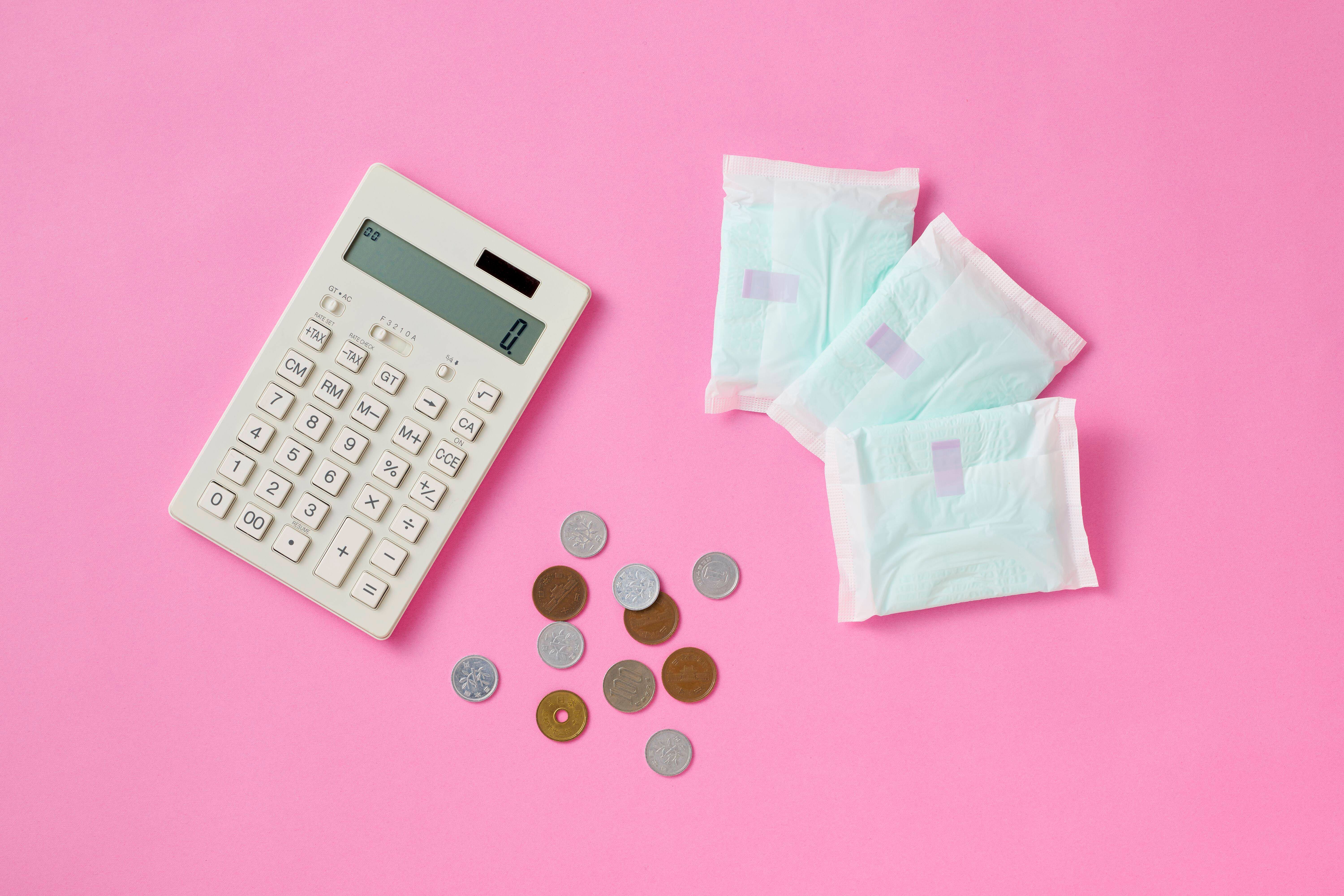 Diskriminierung durchs Menstruieren? Was das mit Periodenarmut, Gender Health Gap und Pink Tax zu tun hat