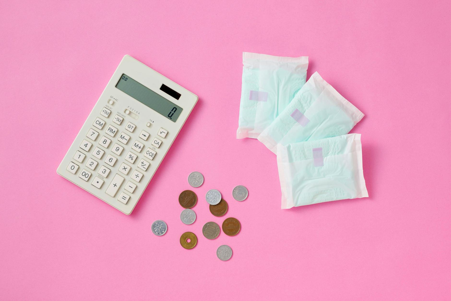 Frauen geben in ihrem Leben rund 20.000 Euro aufgrund ihrer Menstruation aus. Viele sehen das als Benachteiligung.