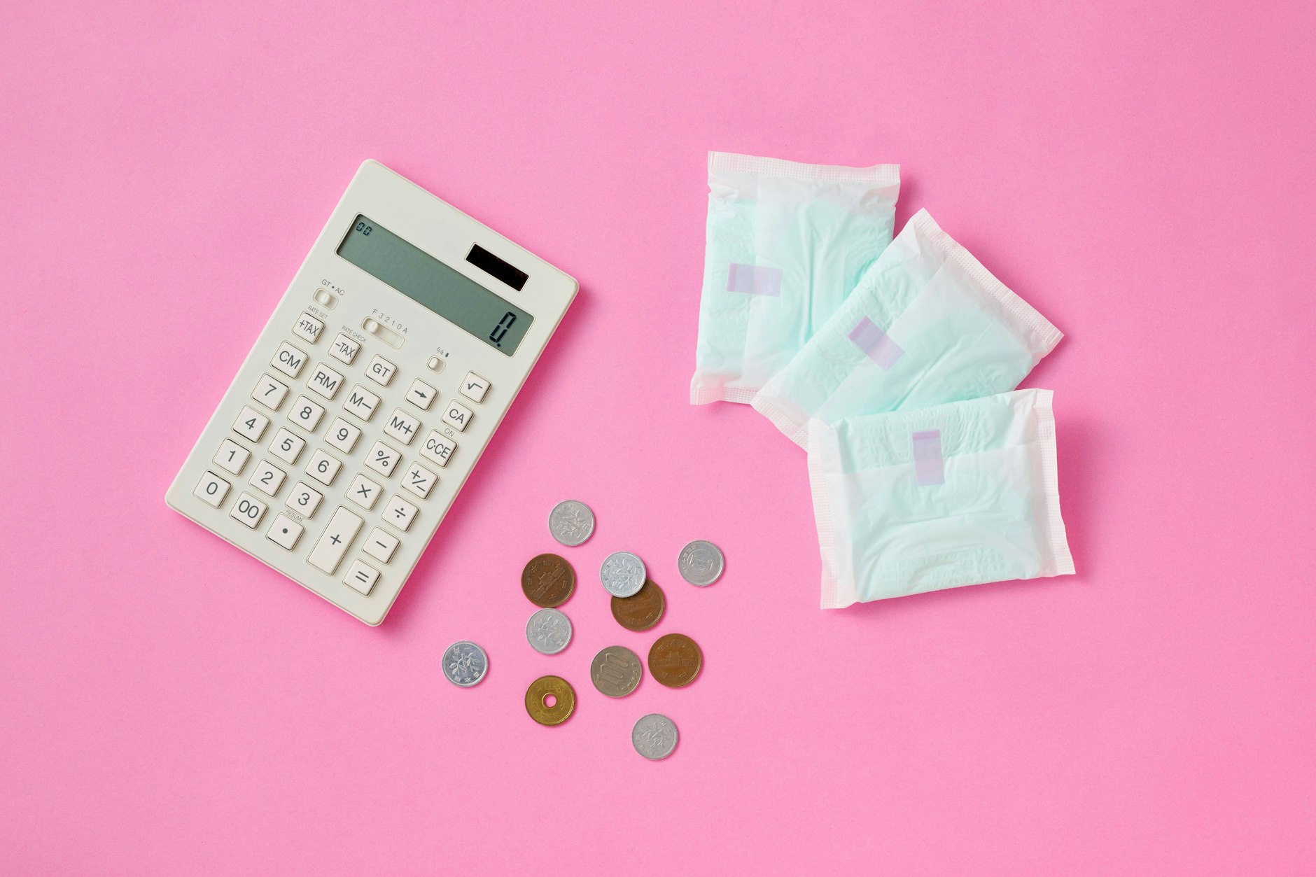 Frauen geben in ihrem Leben rund 20.000 Euro aufgrund ihrer Menstruation aus. Viele sehen das als Benachteiligung.