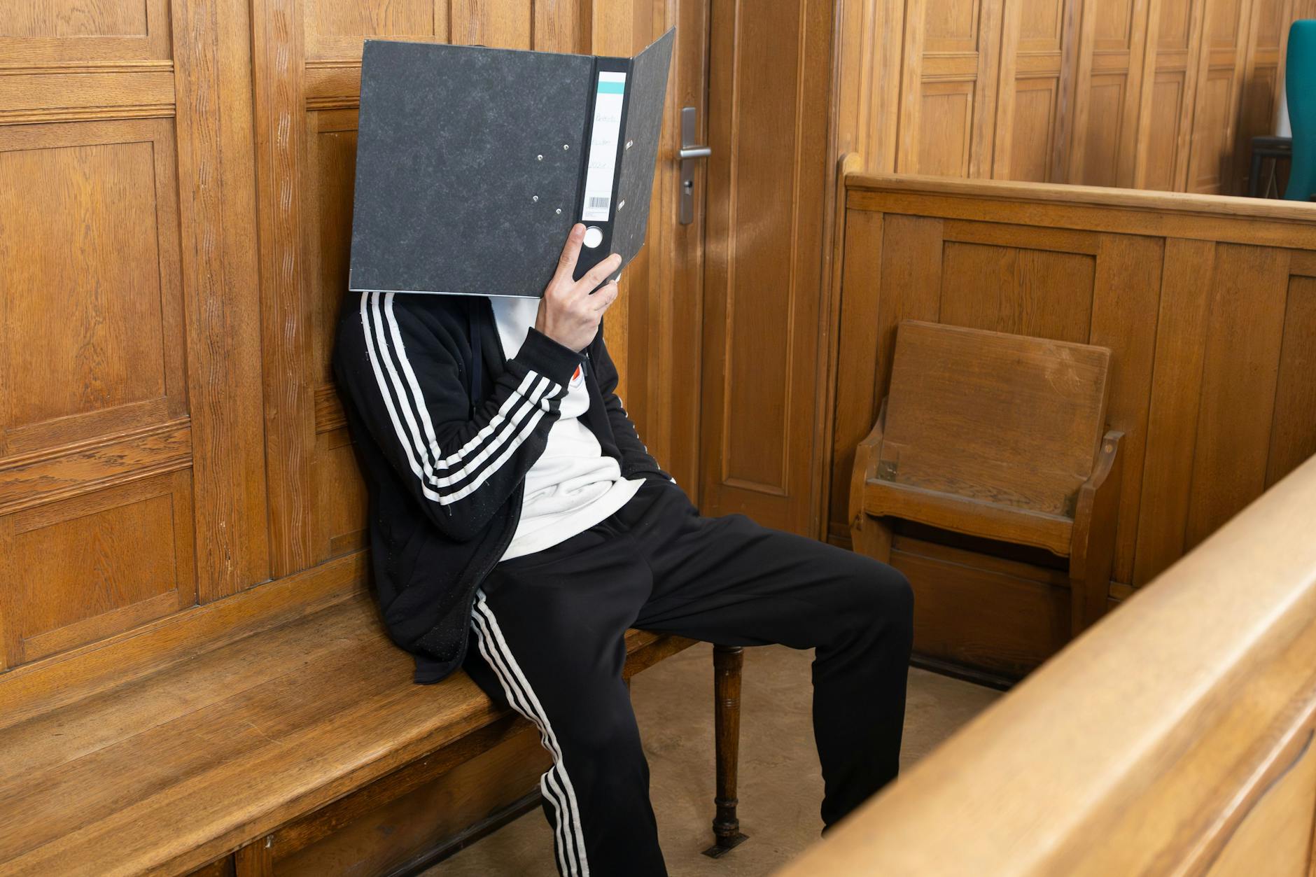 Hamdi B. (27) wird versuchter, besonders schwerer Raub, schwerer Raub und gefährliche Körperverletzung vorgeworfen: Er soll zwischen September 2023 und Januar 2024 in drei Fällen verschiedene Männer in deren Wohnungen ausgeraubt haben.