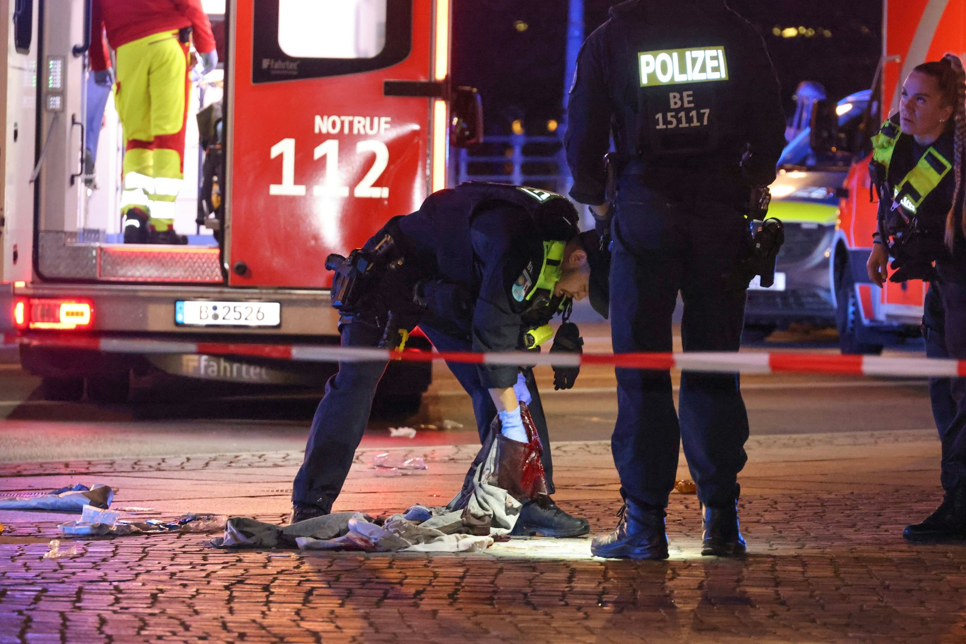 Polizisten untersuchen Hinterlassenschaften und Spuren der Messerstecherei am Humboldt-Forum.