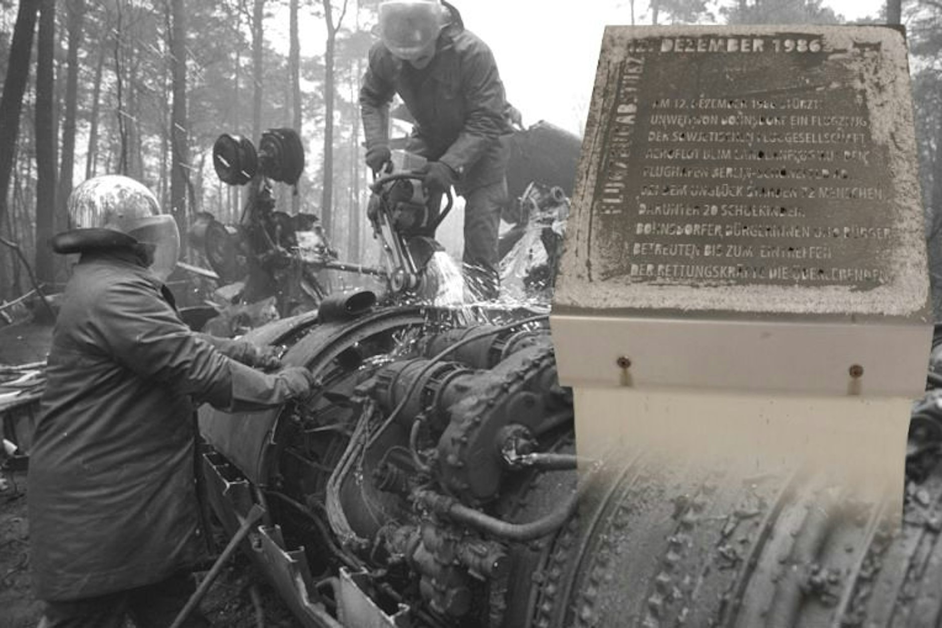 1986 stürzte ein Flugzeug beim Landeanflug auf den Flughafen Schönefeld in einem Wald bei Bohnsdorf ab. Das Bild zeigt die Bergungsarbeiten. Heute erinnert eine Tafel in Bohnsdorf an das Unglück.