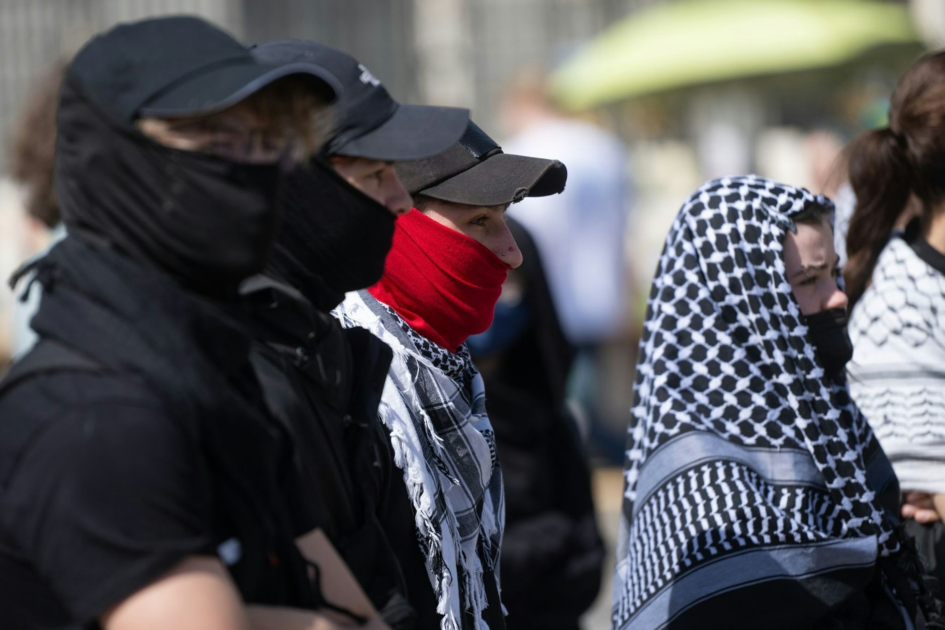 Teilnehmer einer propalästinensischen Demonstration stehen vor einem Gebäude der Humboldt-Universität, nachdem am Vortag ein Hörsaal der HU besetzt wurde.