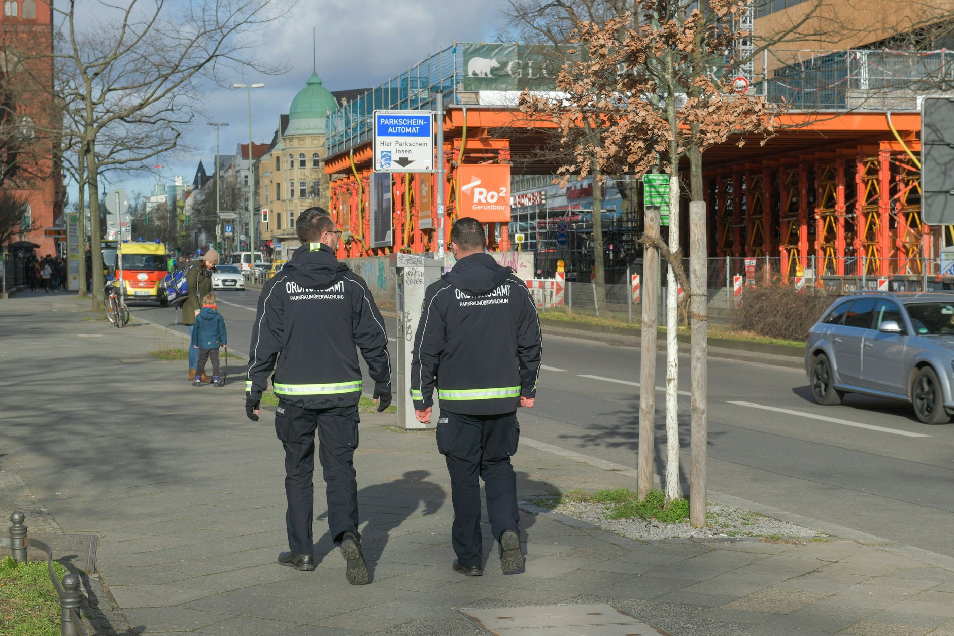 In einigen Berliner Bezirken fallen Parkscheinkontrolleure mehr als 90 Tage pro Jahr wegen Krankheit aus.