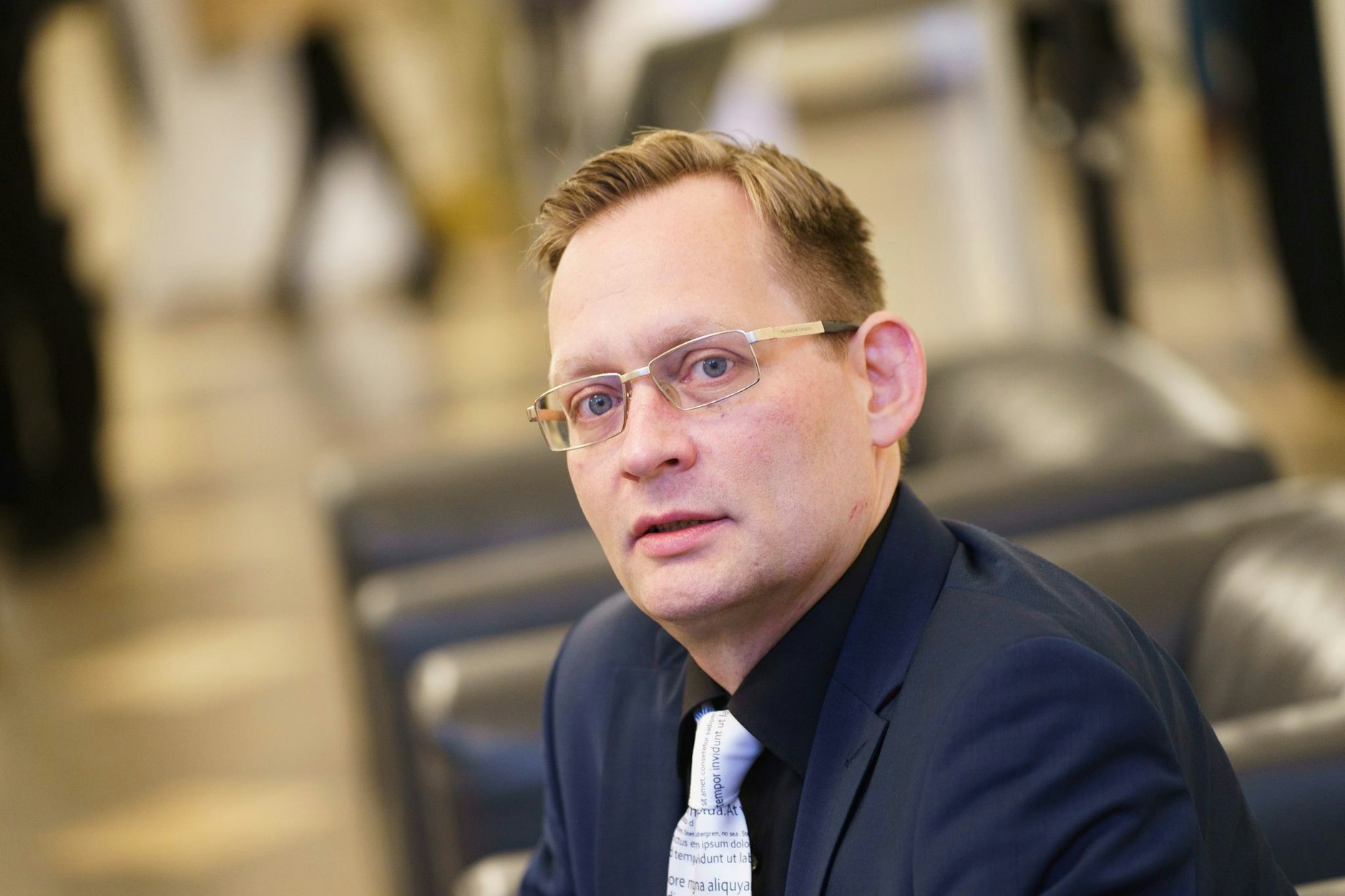 Clemens Meyer,&nbsp;Autor des Romans „Die Projektoren“, sitzt vor der Preisverleihung des Deutschen&nbsp;Buchpreises 2024 im Römer.