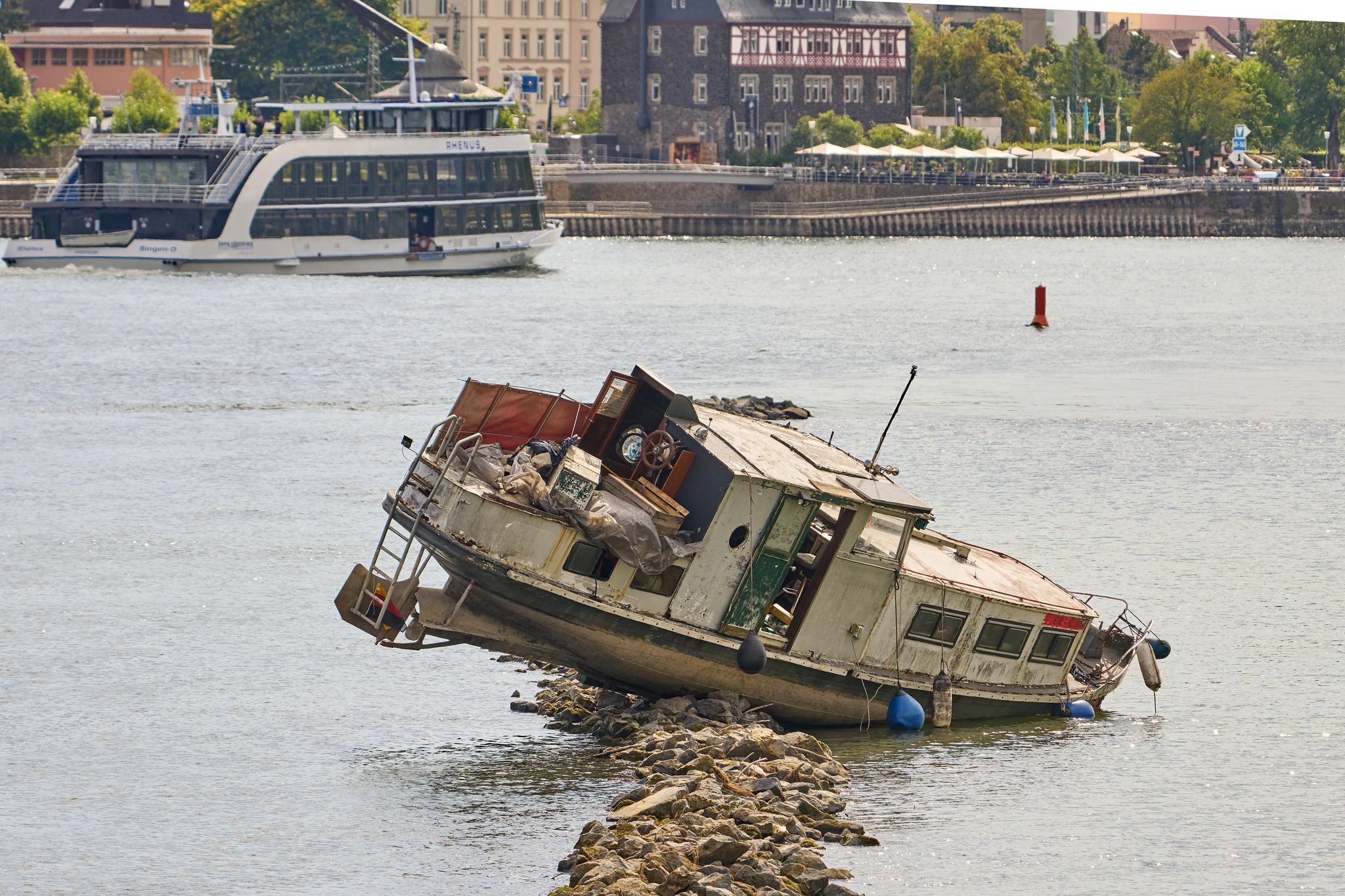 Bergung zu teuer! Berliner Havarie-Boot bleibt erst mal im Rhein