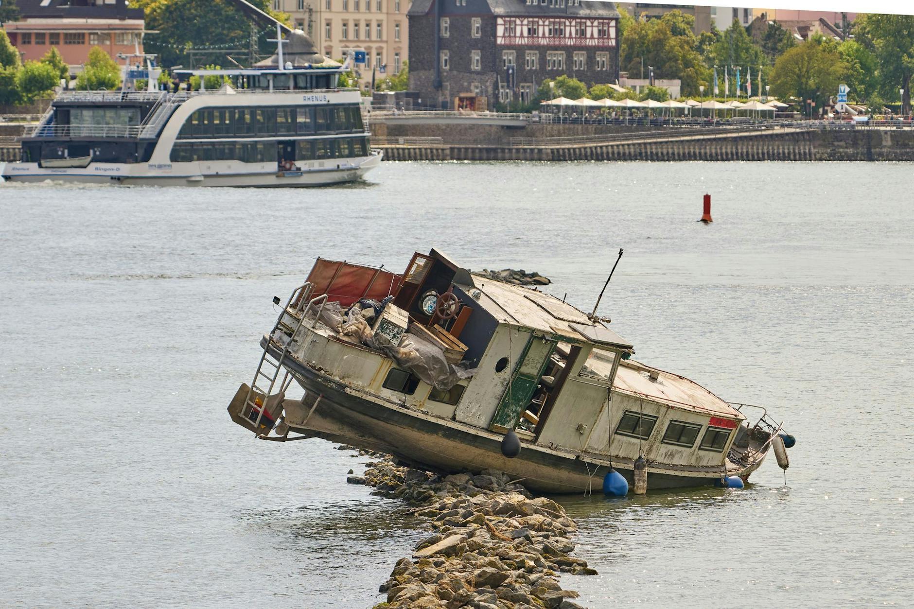 Das Berliner Boot hat sich im Rhein festgefahren.