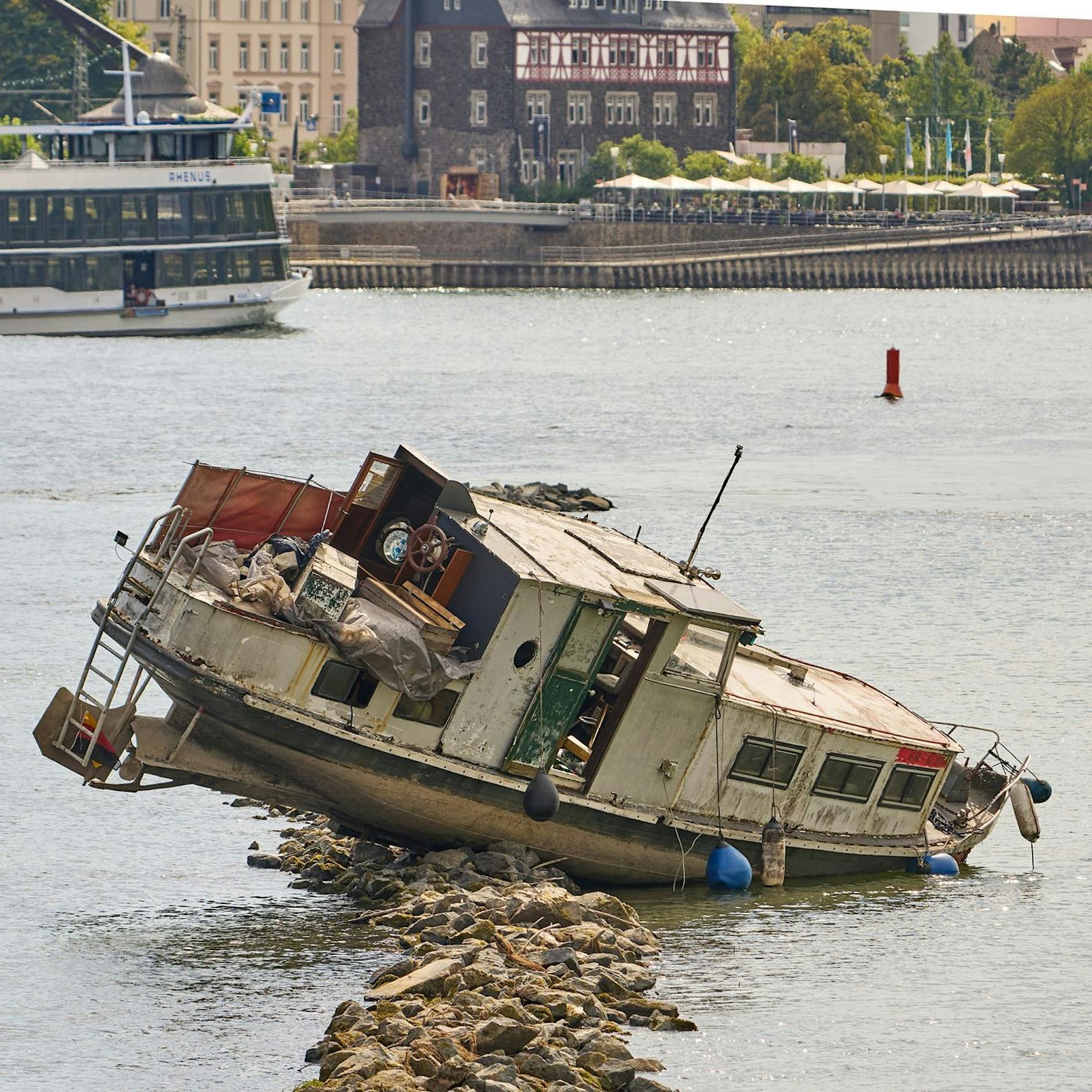 Bergung zu teuer! Berliner Havarie-Boot bleibt erst mal im Rhein