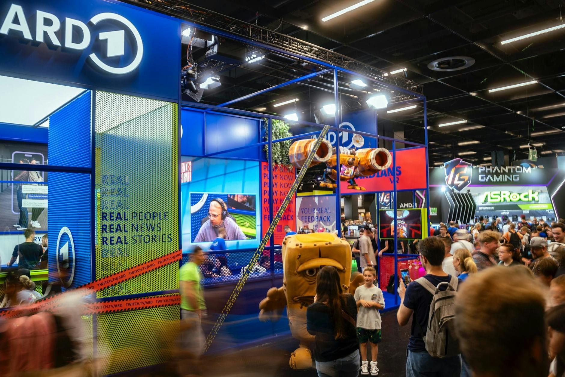Der ARD-Stand bei der Gamescom 2025. Motto: „Play, Watch, Connect.“