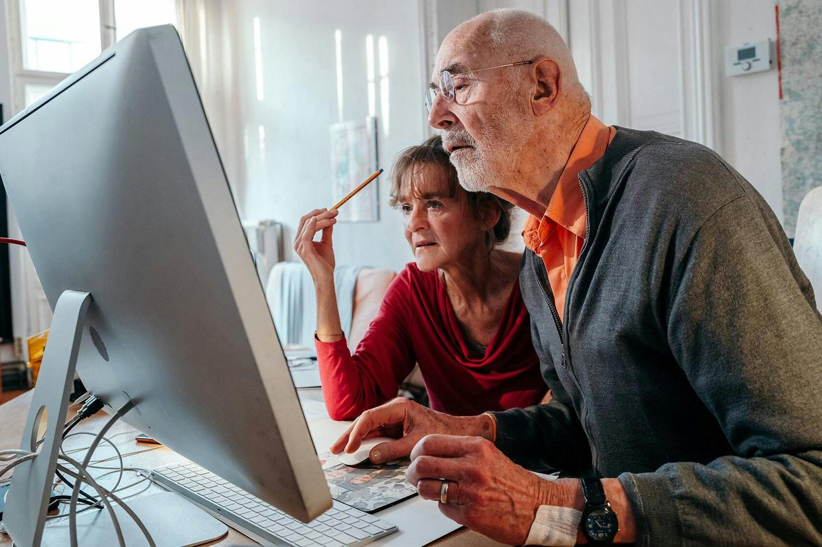 Sabine benötigt Hilfe von ihrem Mann, um in der digitalen Welt besser zurechtzukommen.