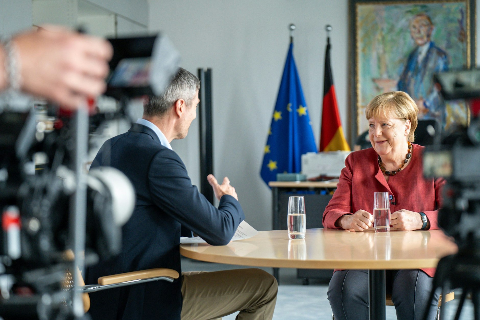 Ingo Zamperoni bei Angela Merkel im Büro zehn Jahre nach „Wir schaffen das!“