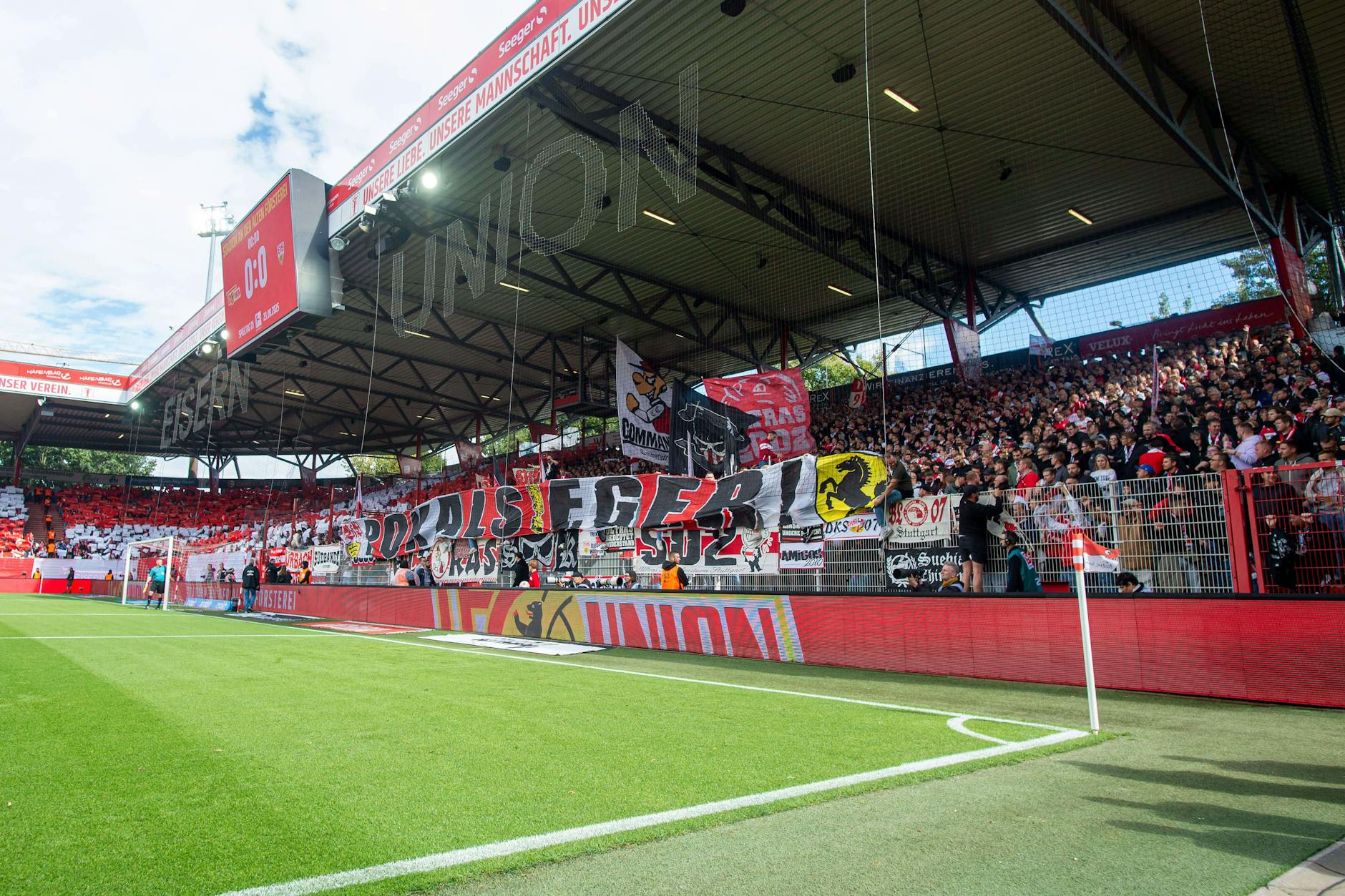 Im voll besetzten Gästeblock herrschte unter den Fans des VfB Stuttgart nach der Niederlage gegen den 1. FC Union Berlin großer Frust.