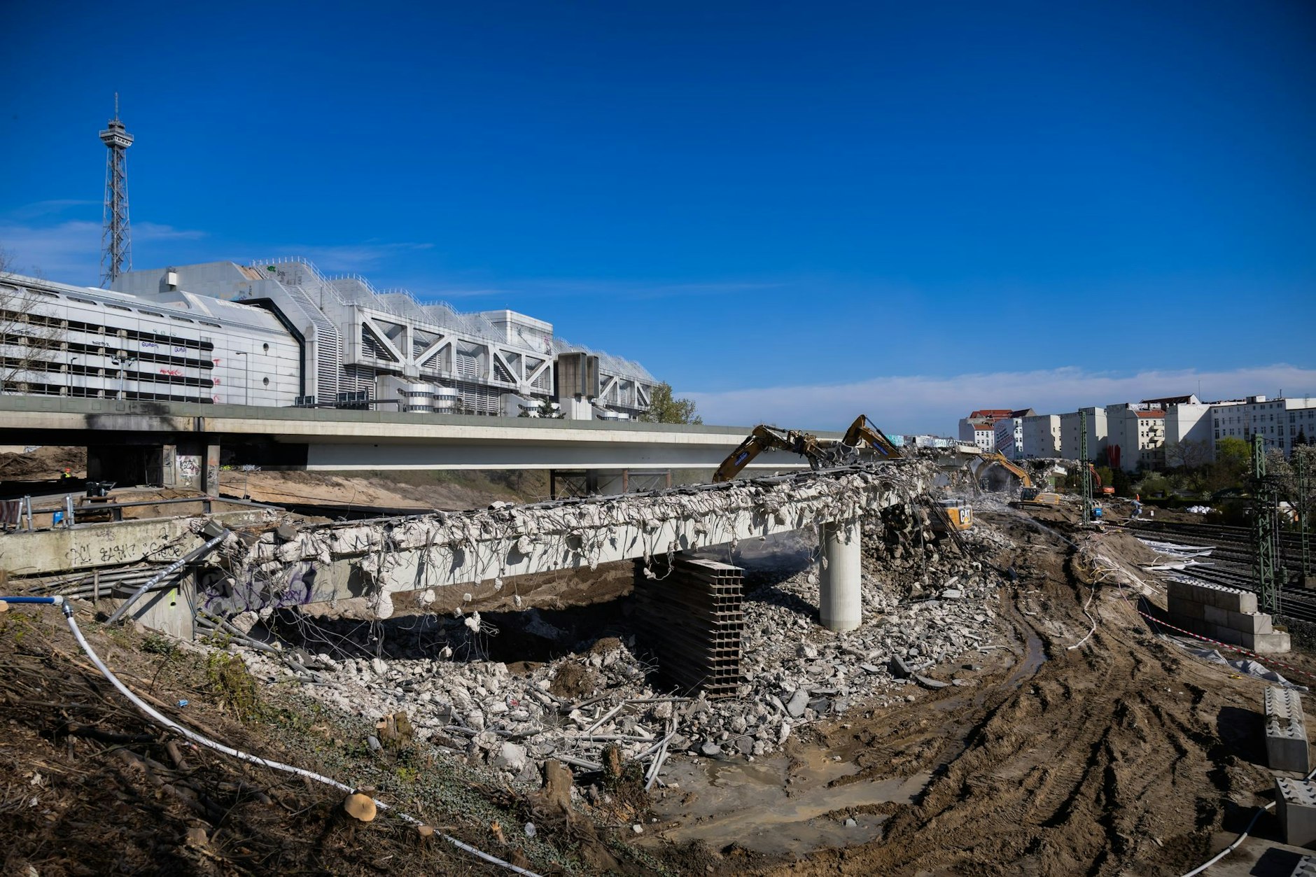 Ein geschlossenes Kongresszentrum, eine Autobahnbrücke, die abgerissen wird: So präsentierte sich die Berliner Stadtlandschaft am ICC im Frühjahr. Nun wird die Ringbahnbrücke neu errichtet.