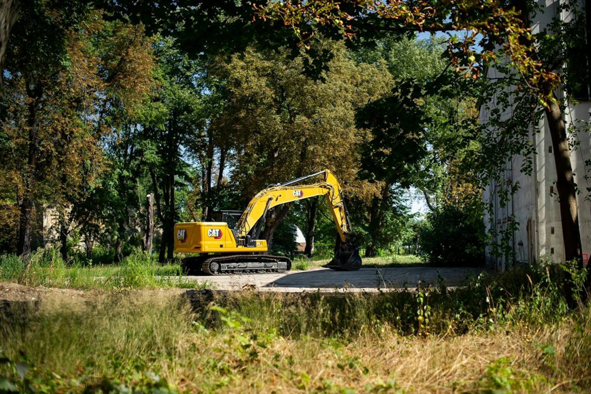 Ein einsamer Bagger im Plänterwald. Eigentlich ist das Treptower Waldstück ein Landschaftsschutzgebiet. Dennoch könnte auch hier bald gebaut werden.