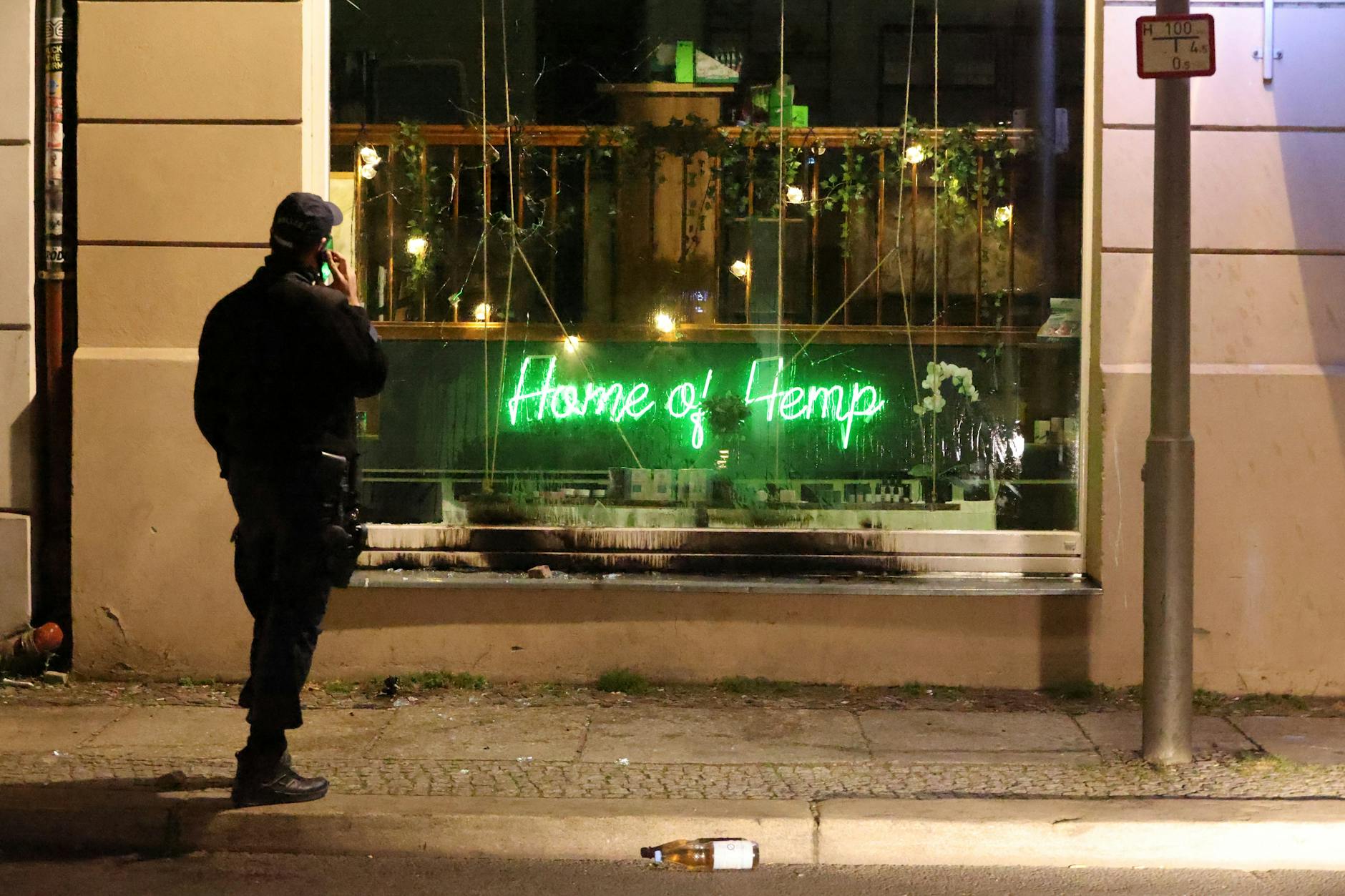 Schwarze Brandflecken, eine zersplitterte Scheibe: Gegen 3.25 Uhr gab es in der Großen Hamburger Straße 35 einen Brandanschlag auf einen Cannabis Shop.