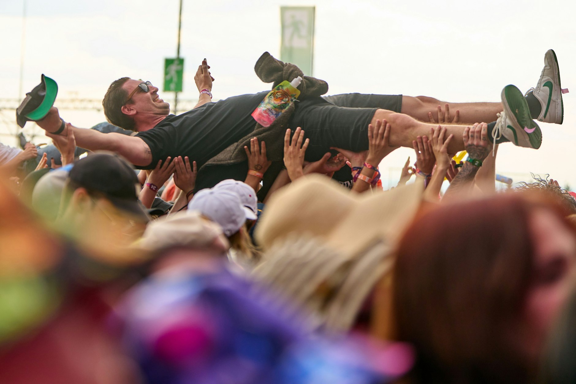 Fans feiern auf dem Nürburgring während des Festivals Rock am Ring.