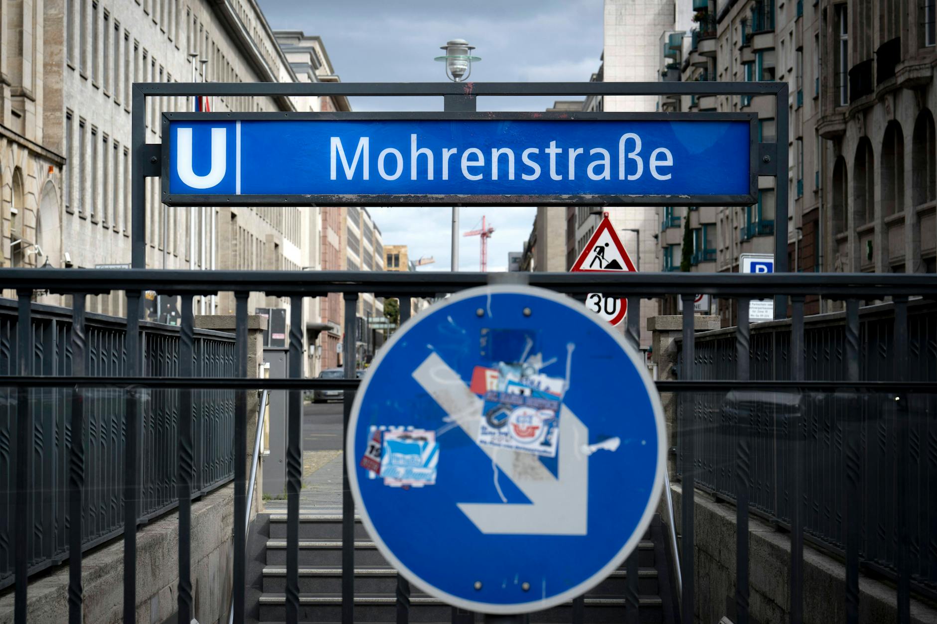 Noch steht auf der U-Bahnstation der Name Mohrenstraße. Nach der Umnbenennung der Straße soll nun auch der Stationsname verschwinden.