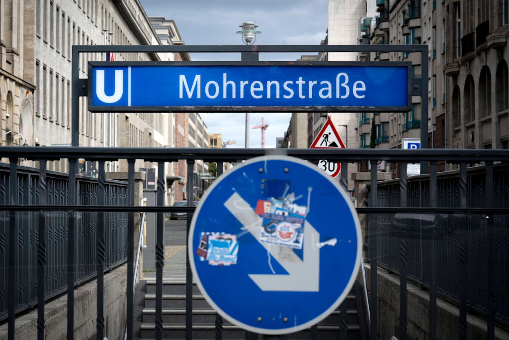Mohrenstraße: Jetzt lässt auch die BVG den alten Namen verschwinden