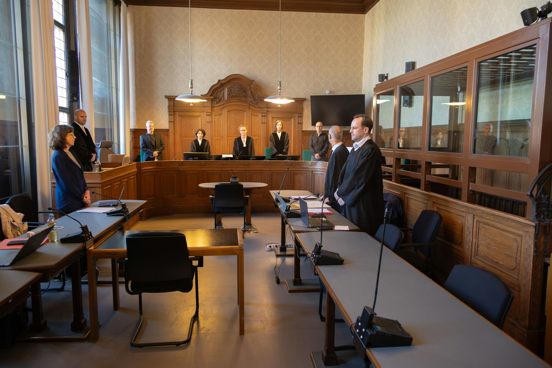 Blick in den Gerichtssaal. Die Angeklagten wollten sich vor dem Prozess nicht vorführen lassen.