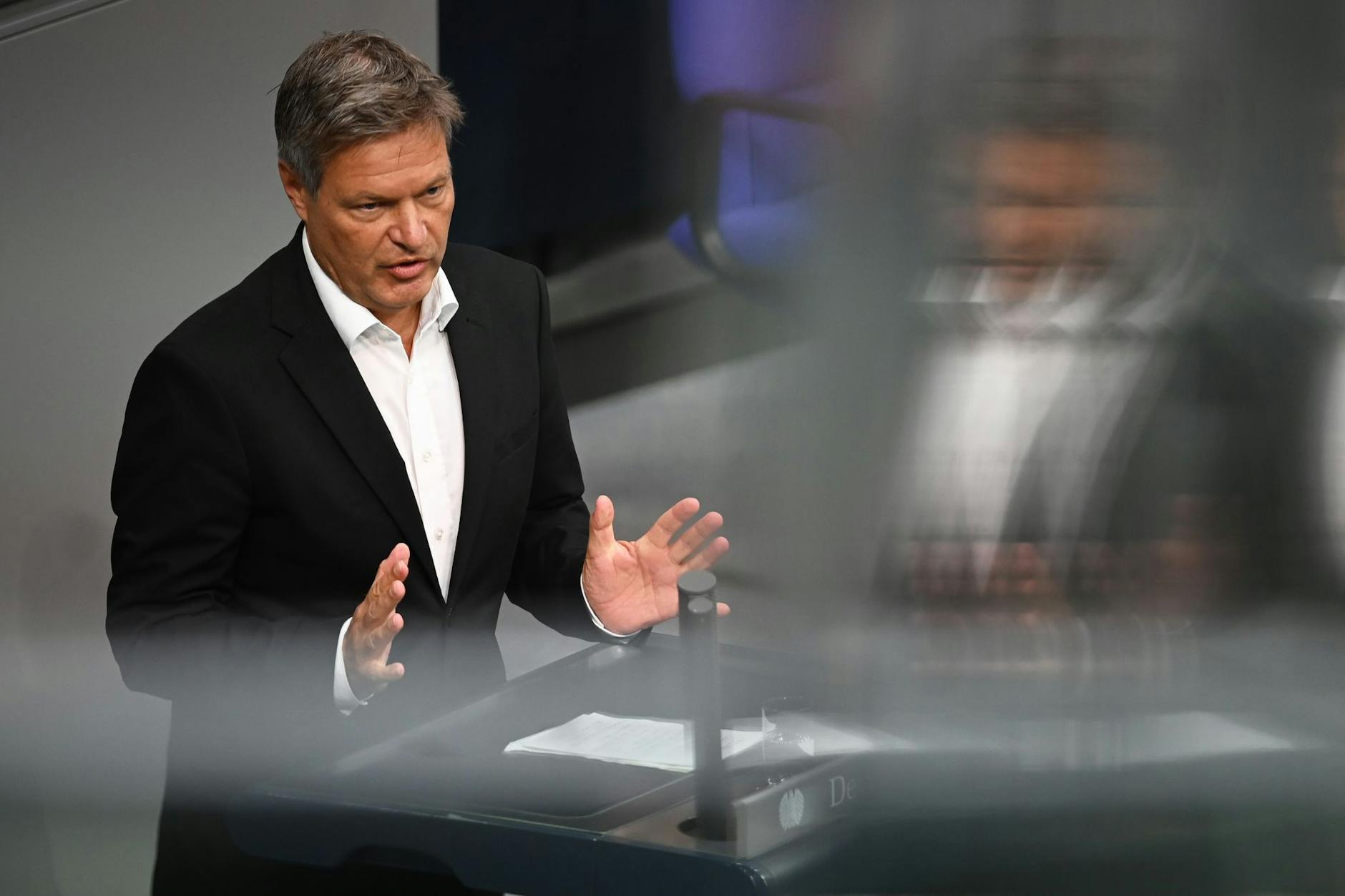 Robert Habeck (Bündnis 90/Die Grünen) gibt sein Bundestagsmandat zum 1. September ab.