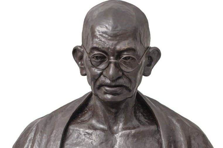 Die gestohlene Brille auf der Büste von Mahatma Gandhi.